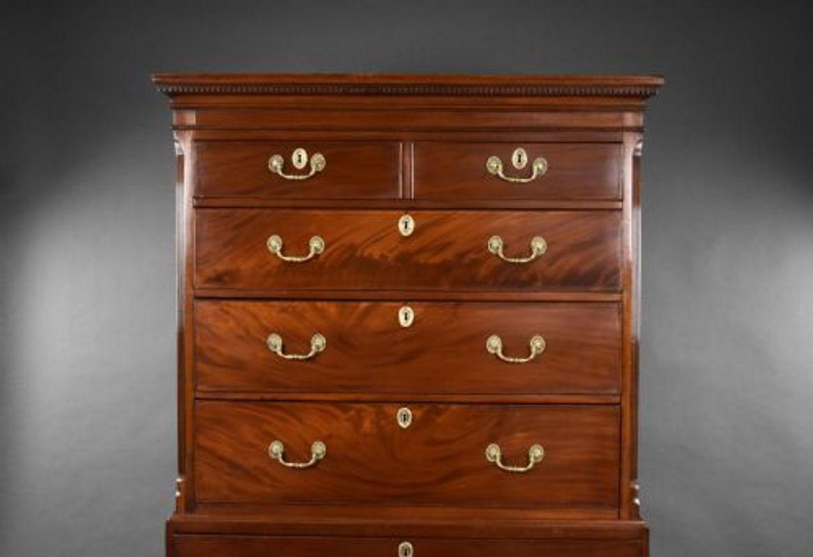 In vendita una cassapanca in mogano di Giorgio III di buona qualità. Il piano presenta una disposizione di cinque cassetti (due corti e tre lunghi), ciascuno con maniglie in ottone. La cassettiera inferiore ha altri tre cassetti, anch'essi con