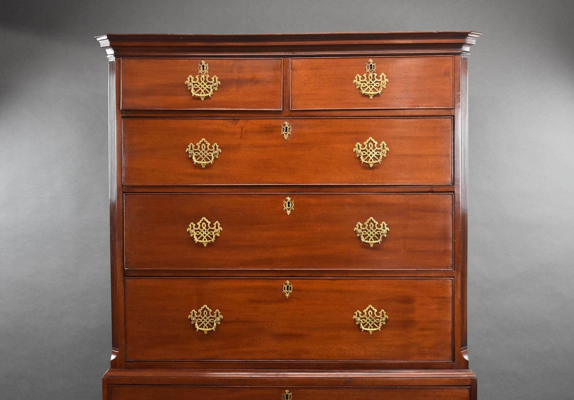 In vendita una cassapanca in mogano di Giorgio III di buona qualità, con un totale di sette cassetti graduati, ciascuno con maniglie in ottone, sollevati su piedi a staffa, la cassapanca rimane in ottime condizioni.

Larghezza: 111 cm Profondità: 54