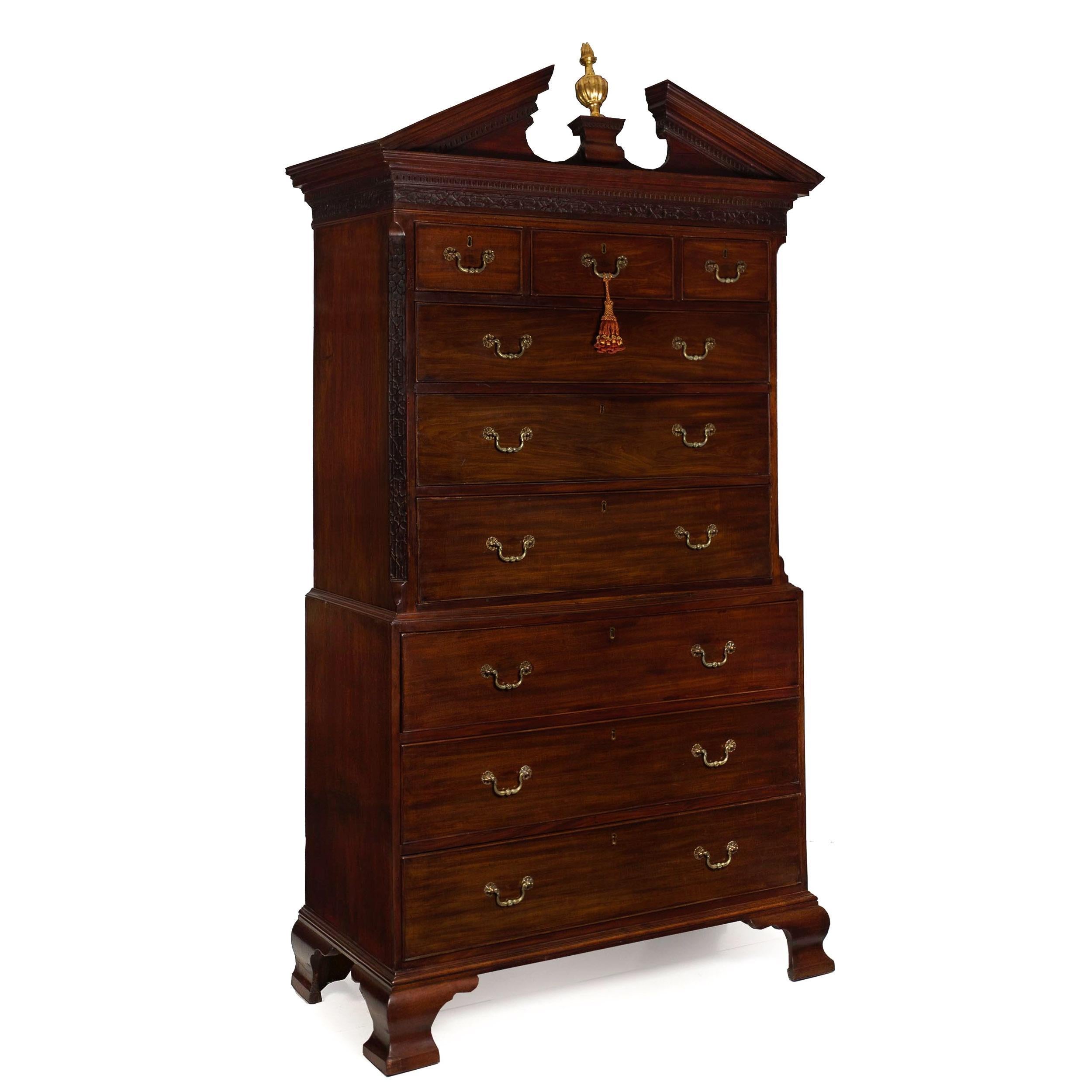 A very good George III period mahogany chest-on-chest of drawers, the case is designed to invisibly house a secretary desk for functional work in the center of it. Beautifully designed in the Neoclassical taste, it features a strong broken-arch