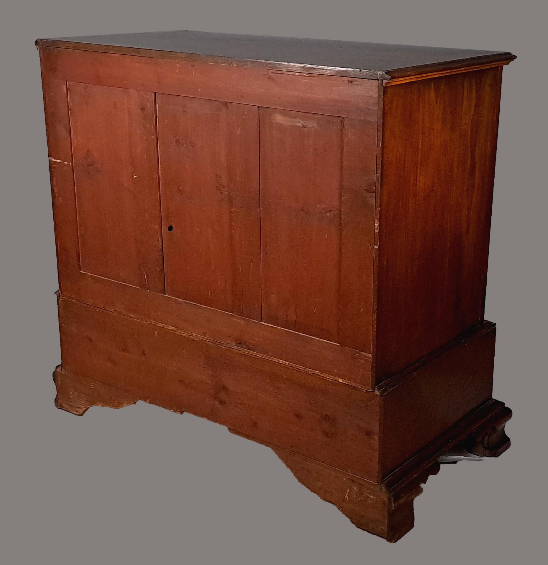 Prensa de lino enana de caoba 'Chippendale' de Jorge III c. 1770 en venta 5