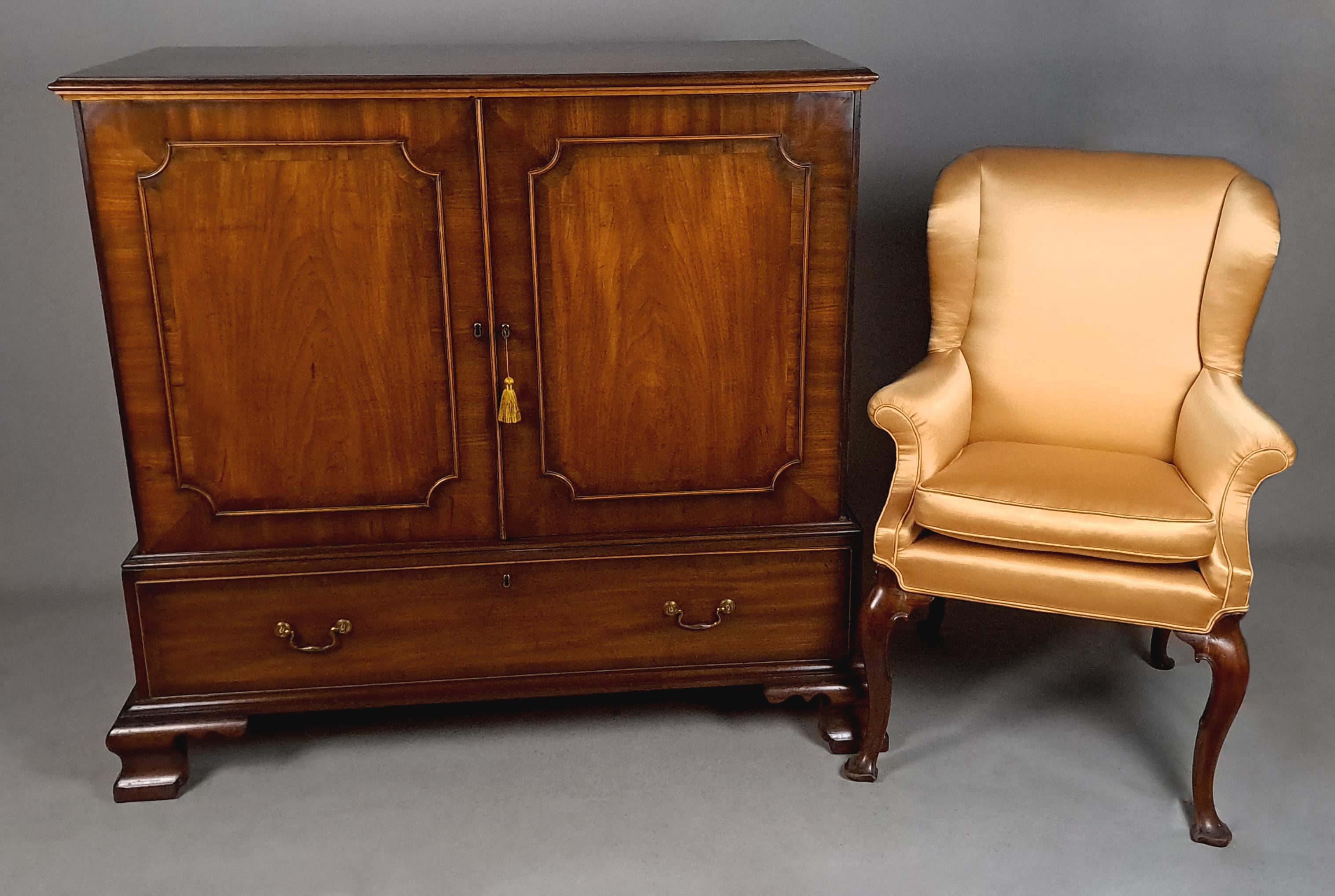Prensa de lino enana Jorge III, de caoba y roble, de calidad particularmente fina y completamente original, con correderas interiores originales y latonería original.

Fabricado por un artesano de la ciudad hacia 1770, este diseño era el epítome de