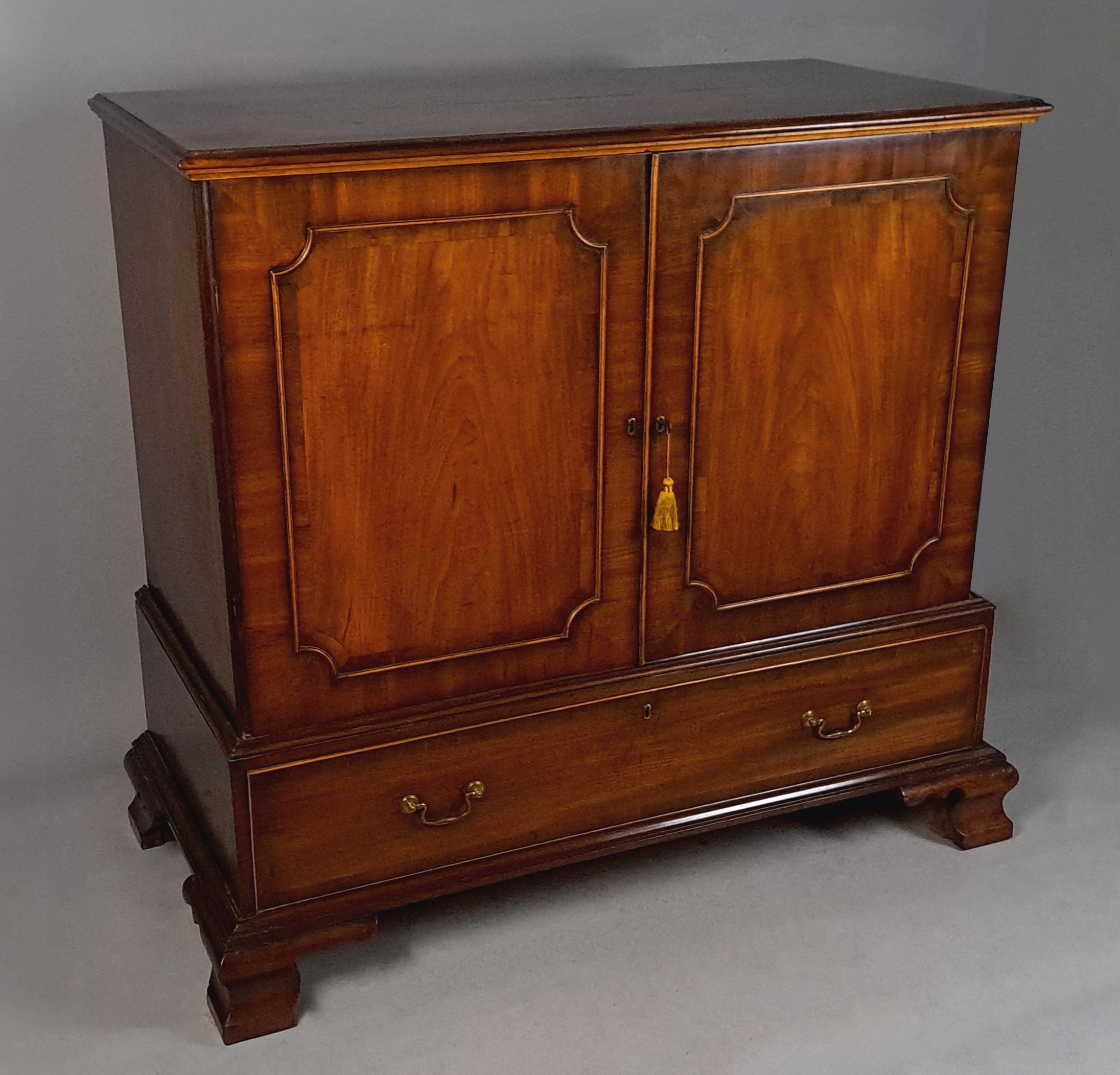 Prensa de lino enana de caoba 'Chippendale' de Jorge III c. 1770 en Bueno estado para la venta en Heathfield, GB