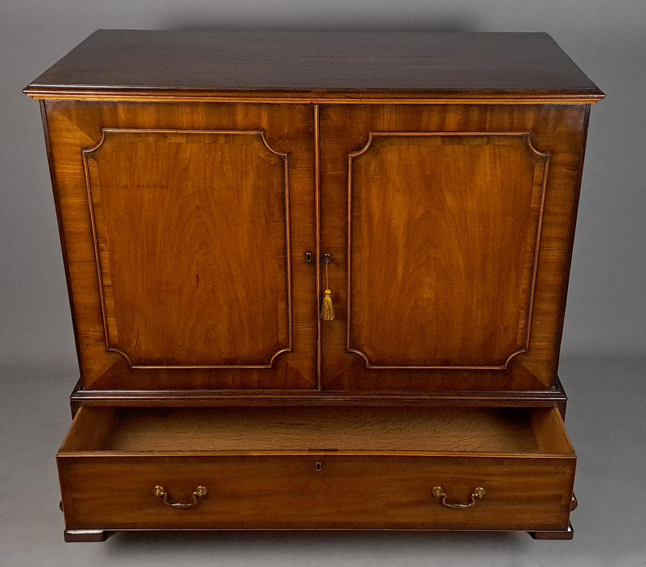 Prensa de lino enana de caoba 'Chippendale' de Jorge III c. 1770 Caoba en venta