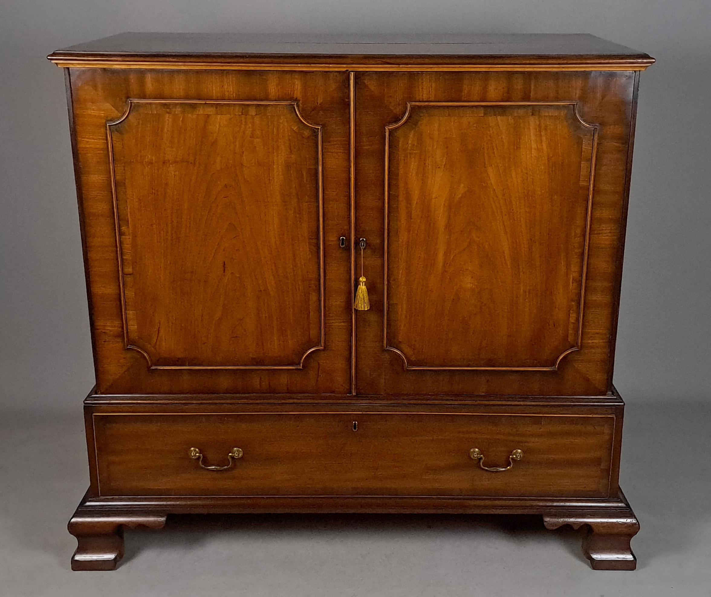 Prensa de lino enana de caoba 'Chippendale' de Jorge III c. 1770 en venta 1