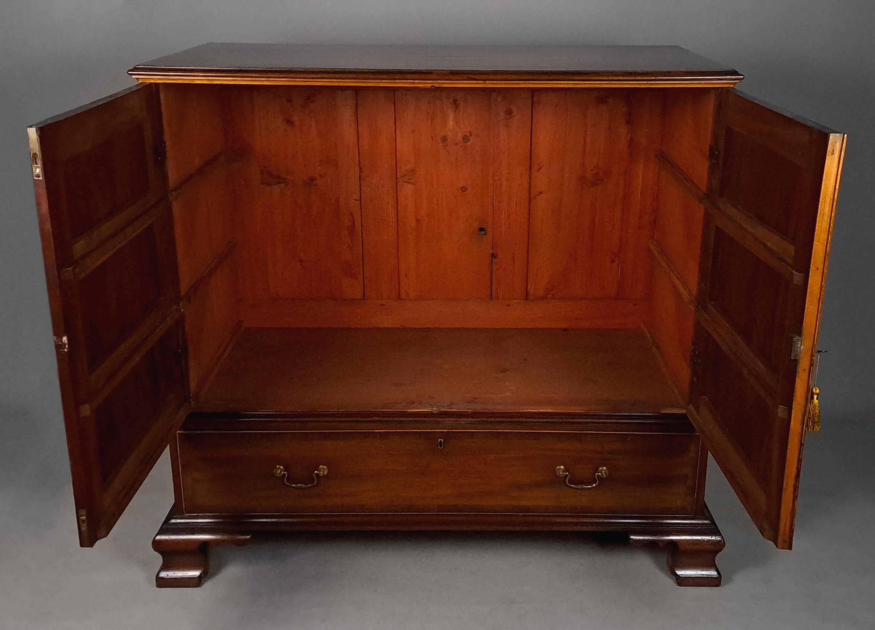 Prensa de lino enana de caoba 'Chippendale' de Jorge III c. 1770 en venta 4