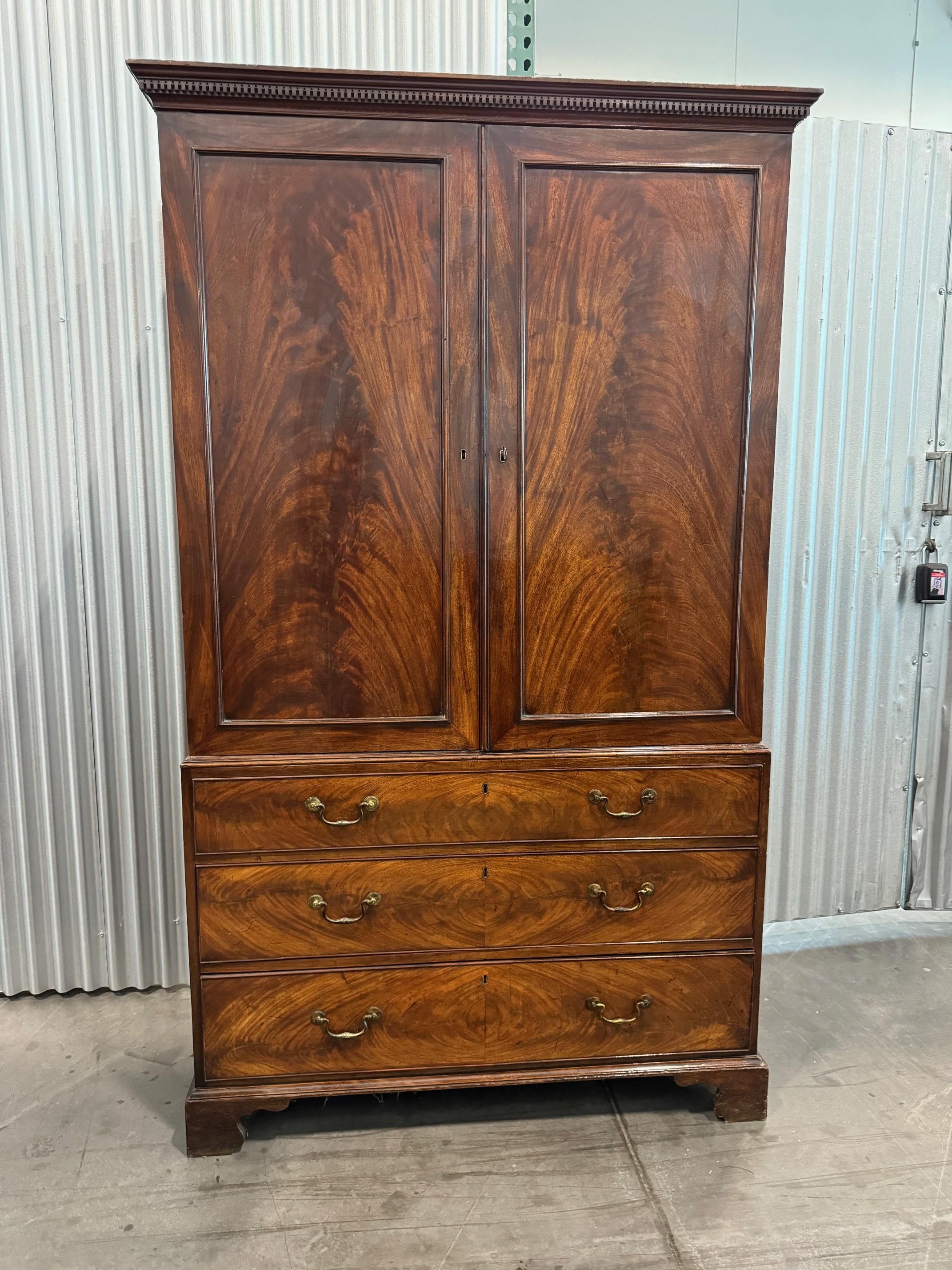 STAMPONE IN MOGANO DI GEORGE III CIRCA 1780 Alla maniera di Thomas Chippendale 204 cm di altezza, 122 cm di larghezza, 60,5 cm di profondità 
Provenienza: Collezione Fulwood. Cook of Marlborough, 30 ottobre 1996, 4.280 sterline con annotazione