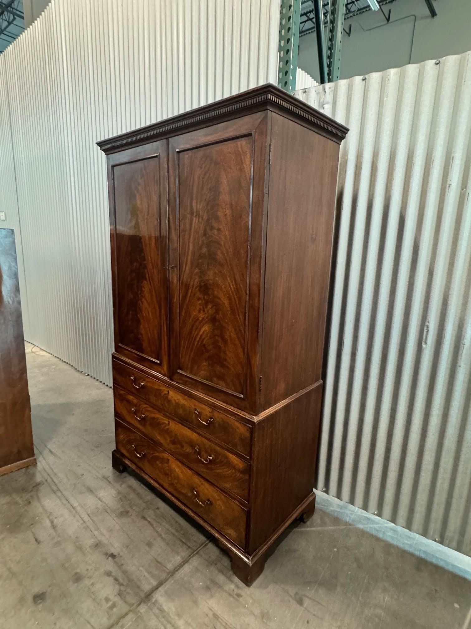 Pressa per abiti in mogano di Giorgio III, circa 1780 In condizioni buone in vendita a Flower Mound, TX