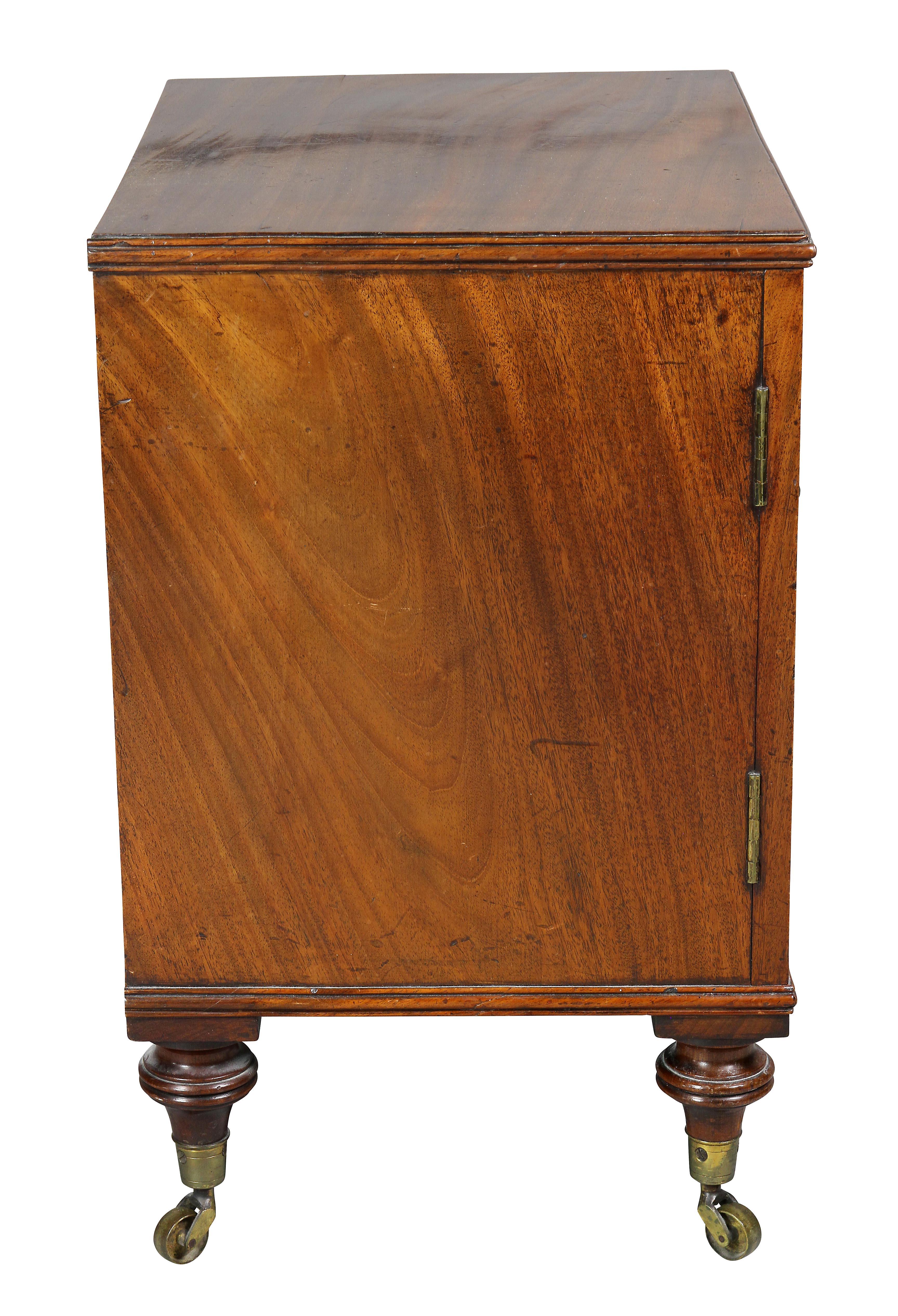 Armario de coleccionista de caoba Jorge III en venta 1