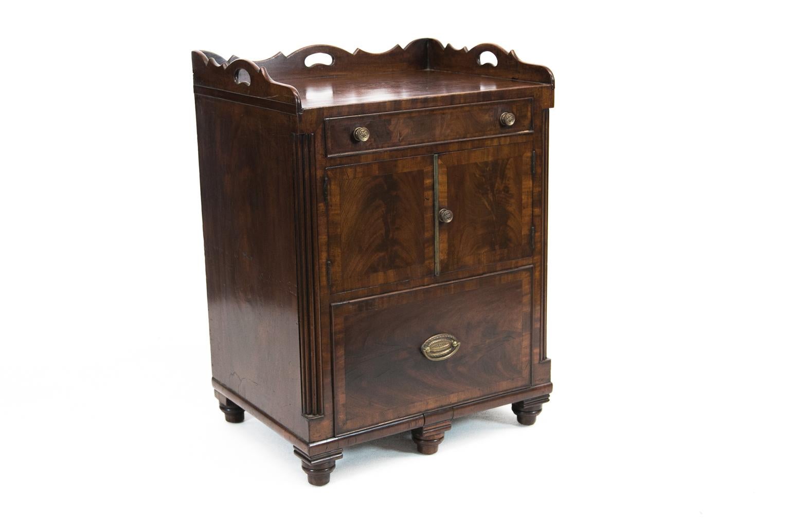 George III Mahogany Commode In Good Condition For Sale In Wilson, NC