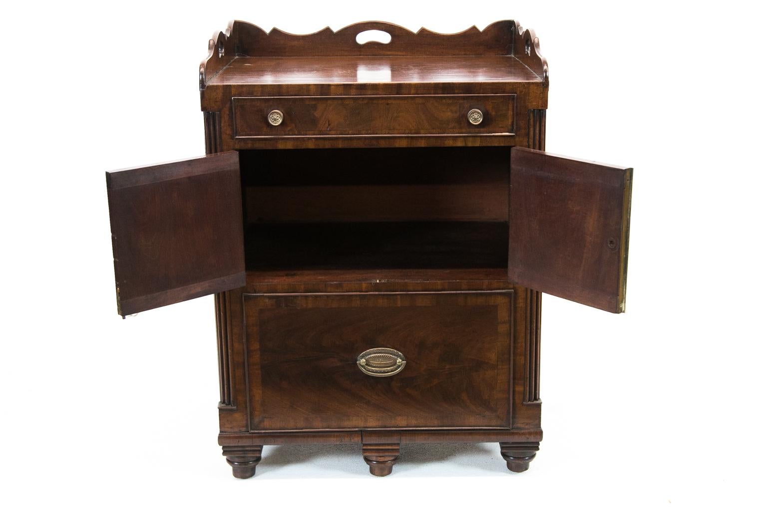 18th Century George III Mahogany Commode For Sale