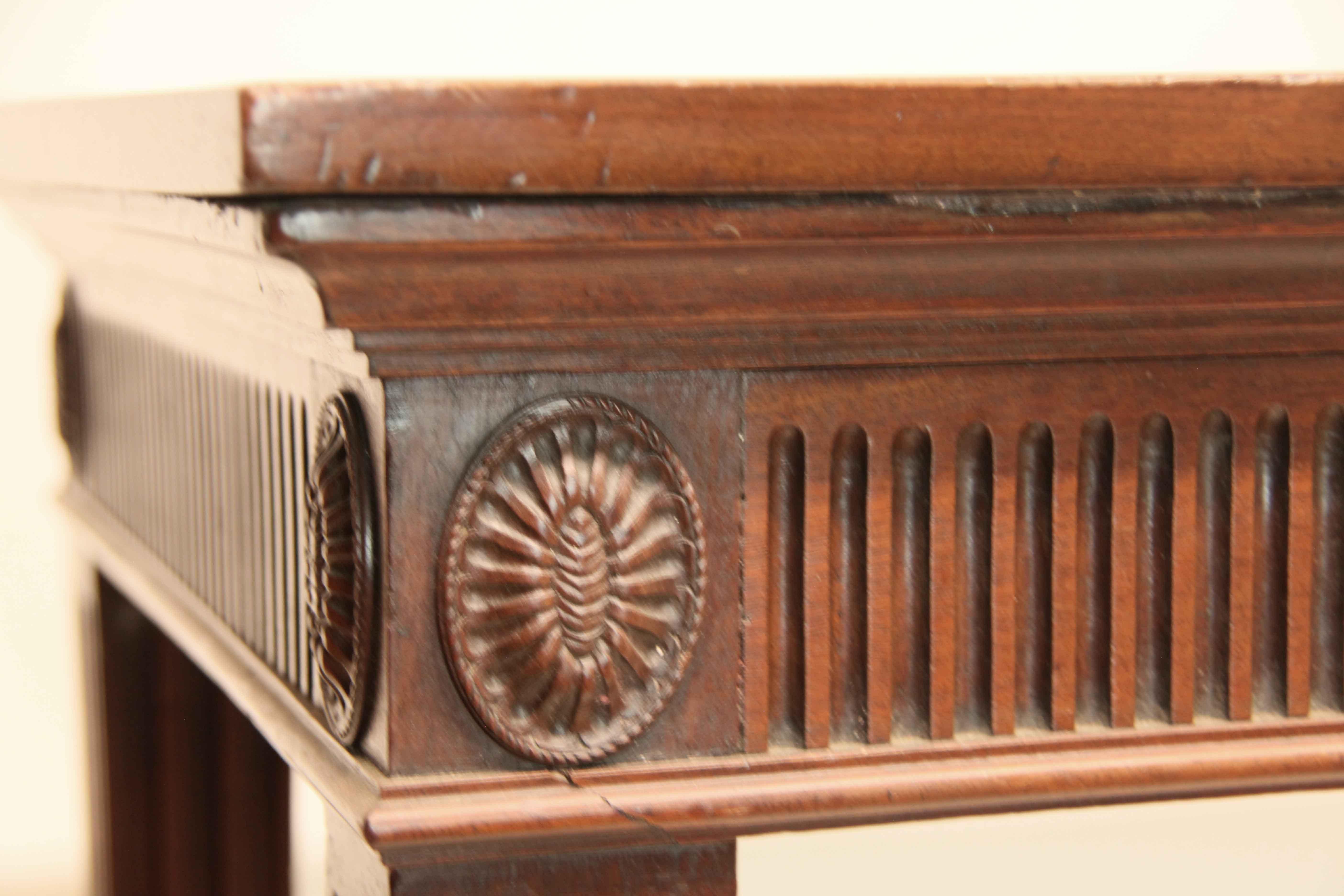 Milieu du XVIIIe siècle Table console en acajou George III en vente