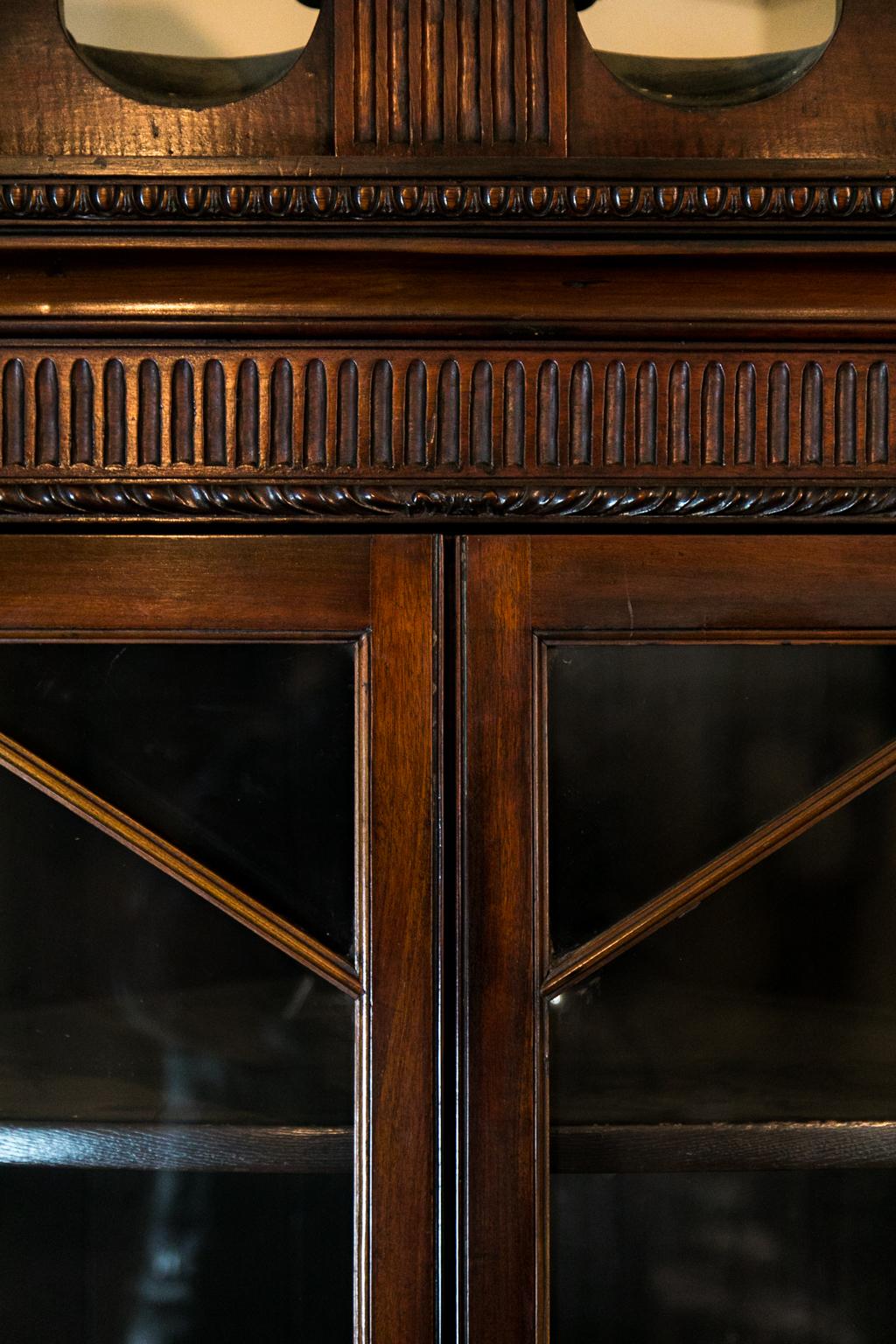 George III Mahogany Corner Cupboard In Good Condition For Sale In Wilson, NC
