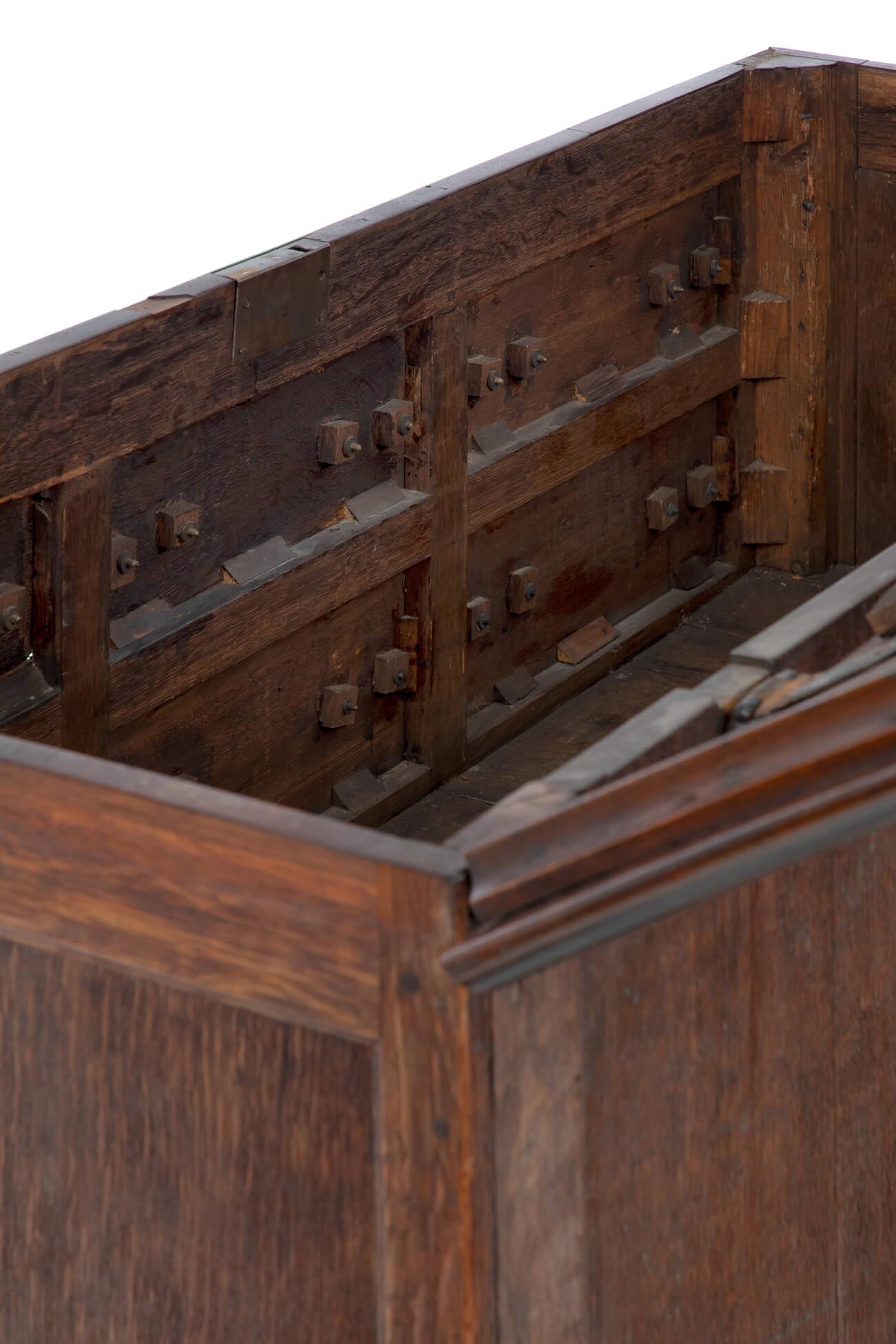 George III Mahogany Crossbanded Lancashire Mule Chest in Oak, circa 1800 1