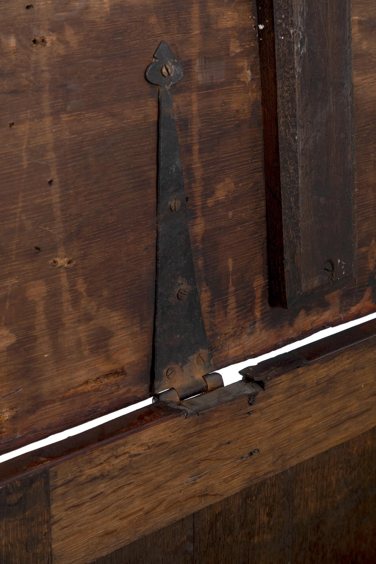 George III Mahogany Crossbanded Lancashire Mule Chest in Oak, circa 1800 2