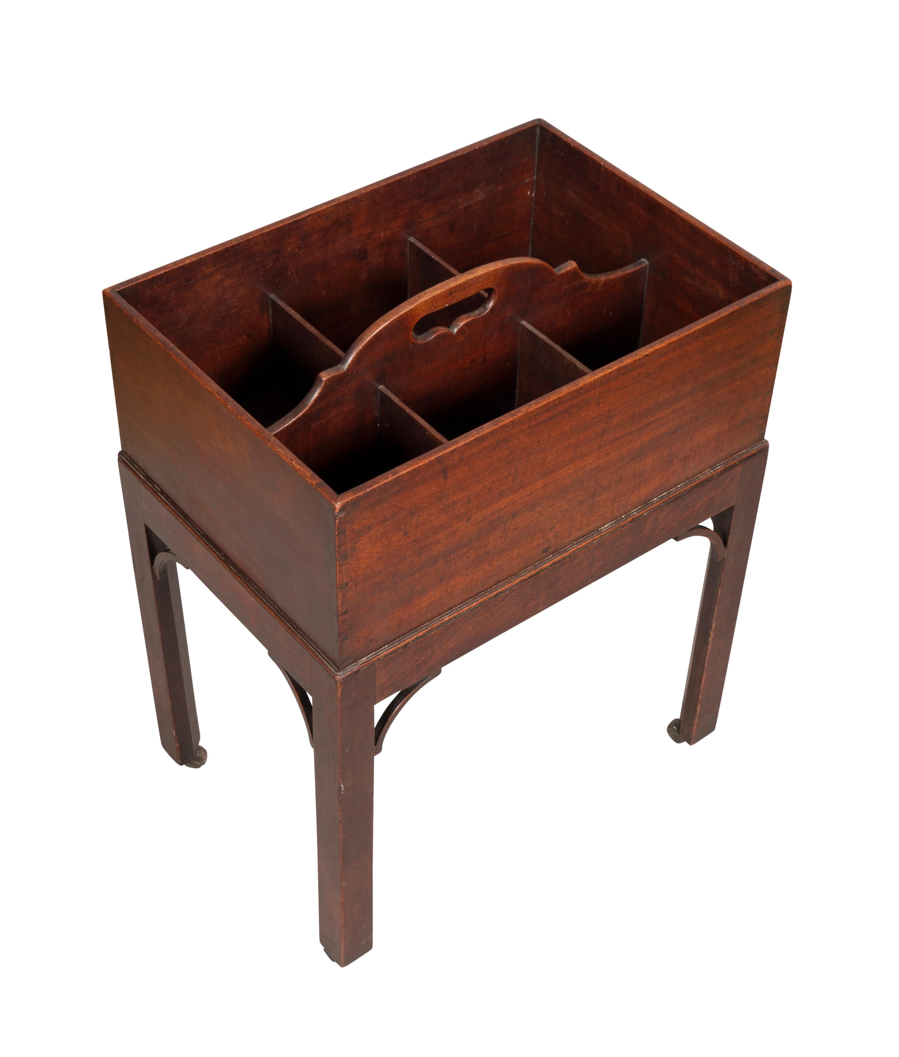 George III Mahogany Decanter Box In Good Condition For Sale In Essex, MA