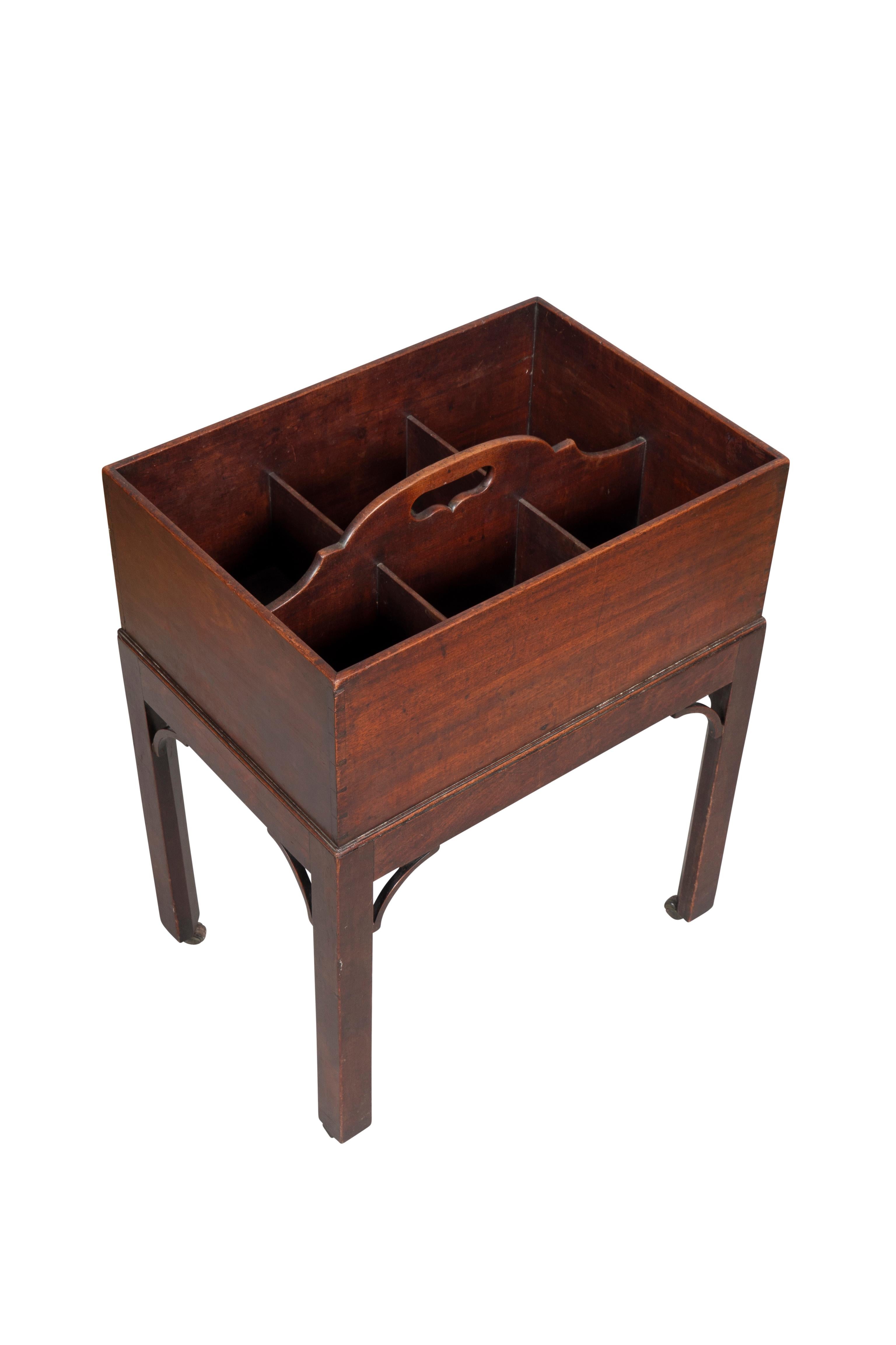Fine XVIII secolo Scatola per decanter in mogano di Giorgio III in vendita