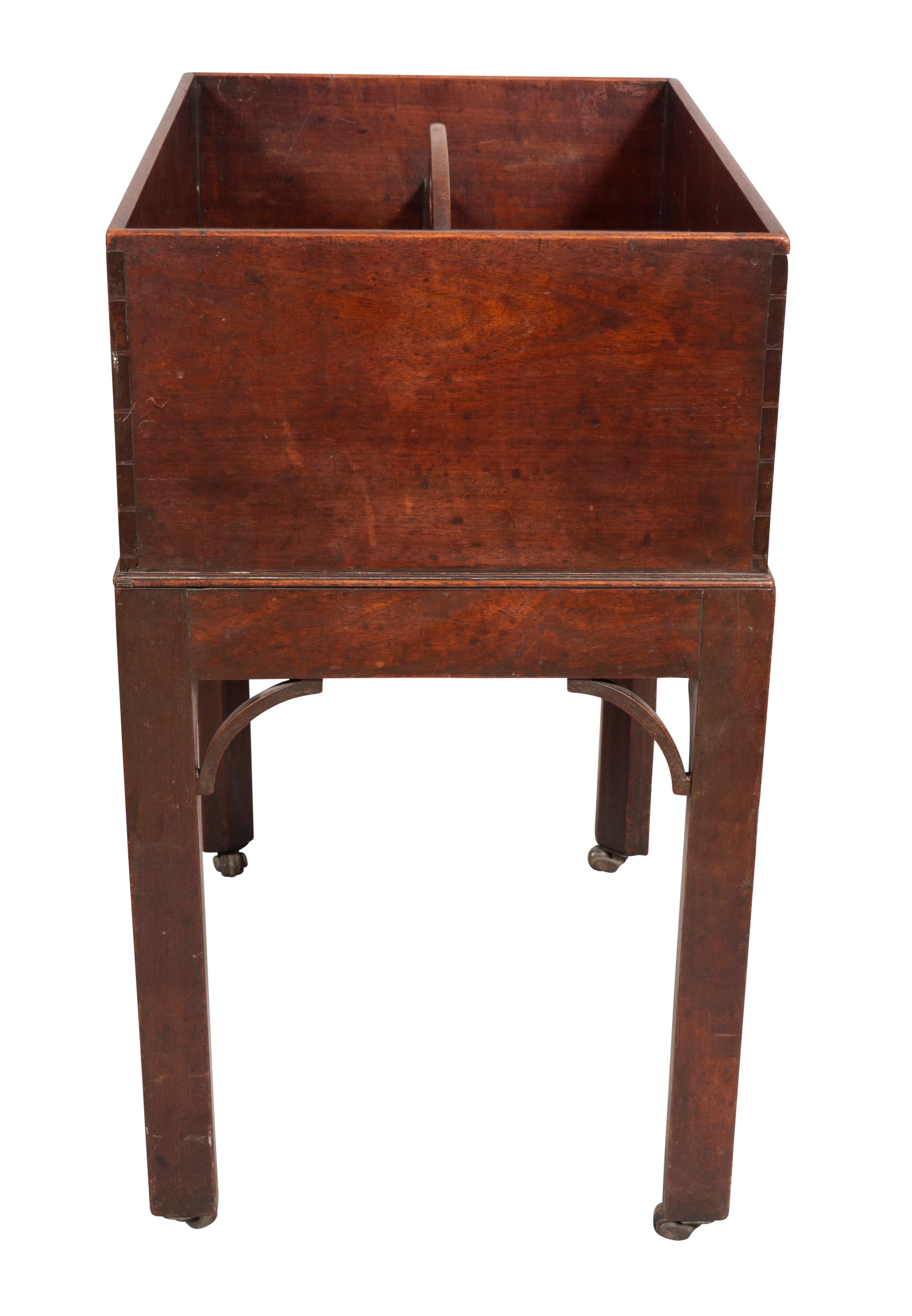 George III Mahagoni Dekanter Box (Spätes 18. Jahrhundert) im Angebot