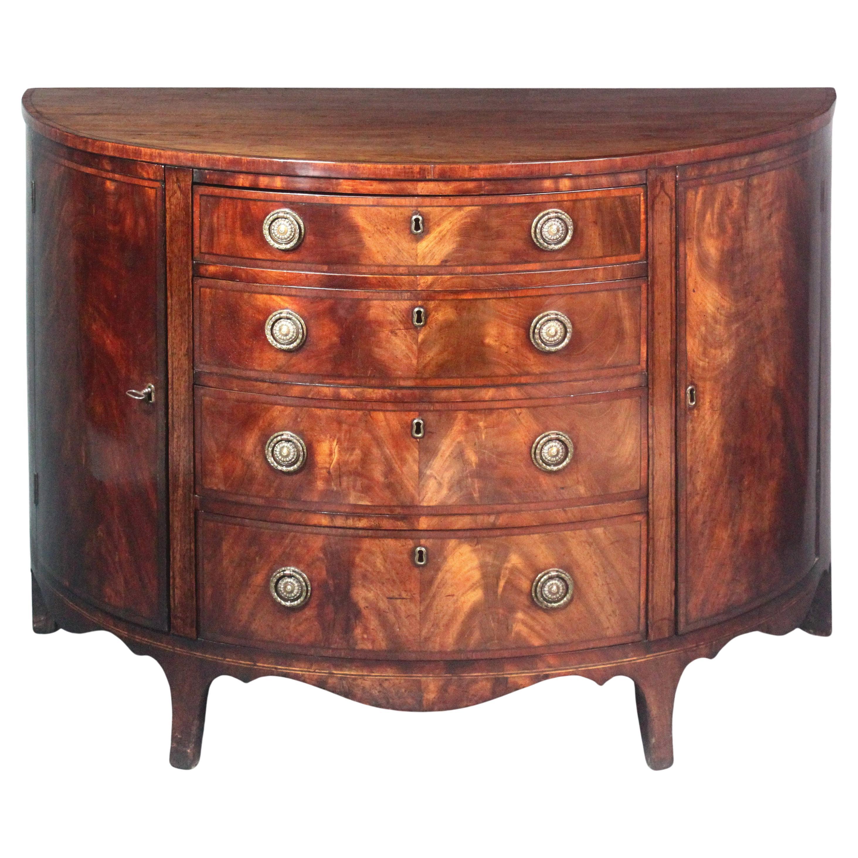 Mahagoni Demi-Lune-Kommode aus der George-III-Periode