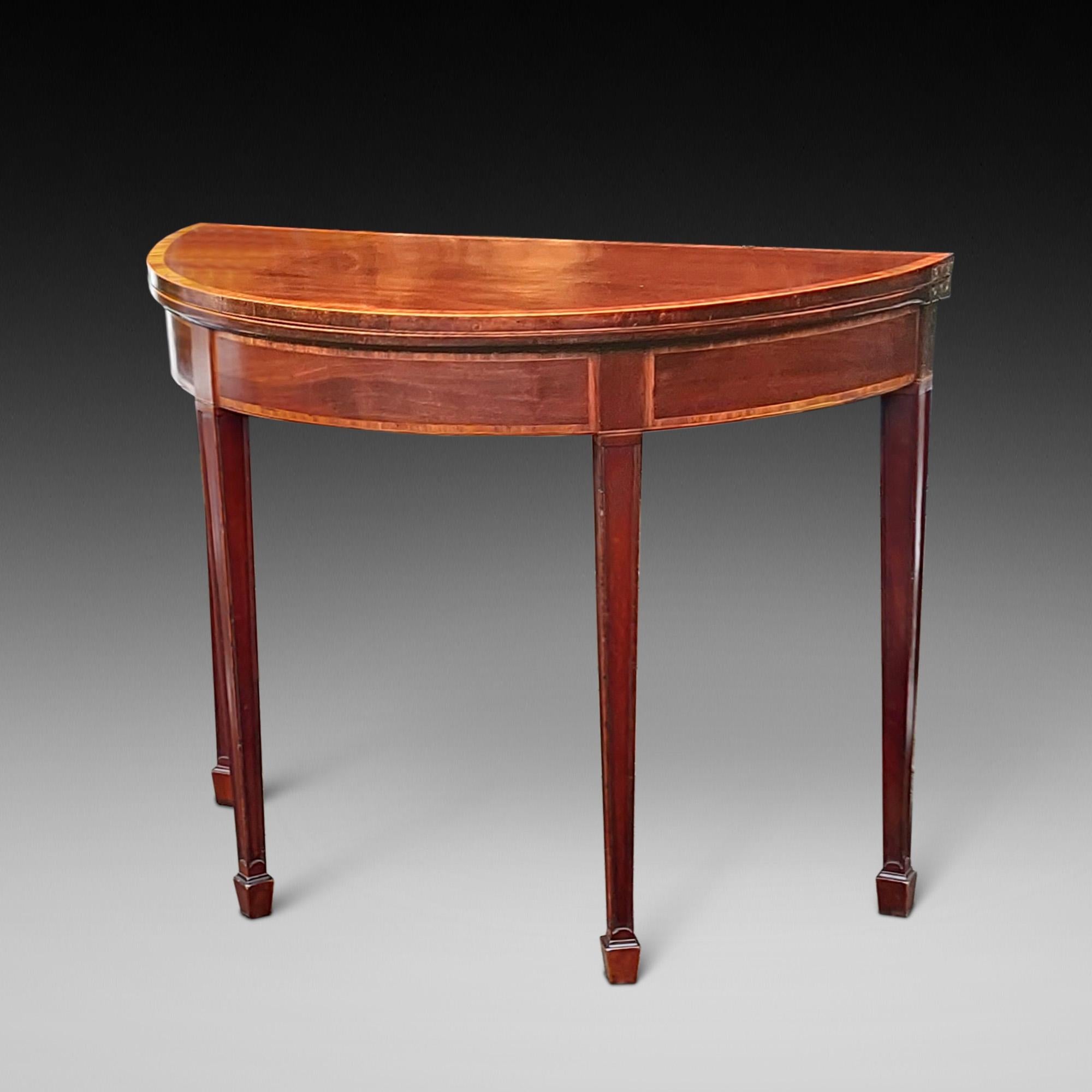 Sheraton Table à thé Demi-Lune George III en vente