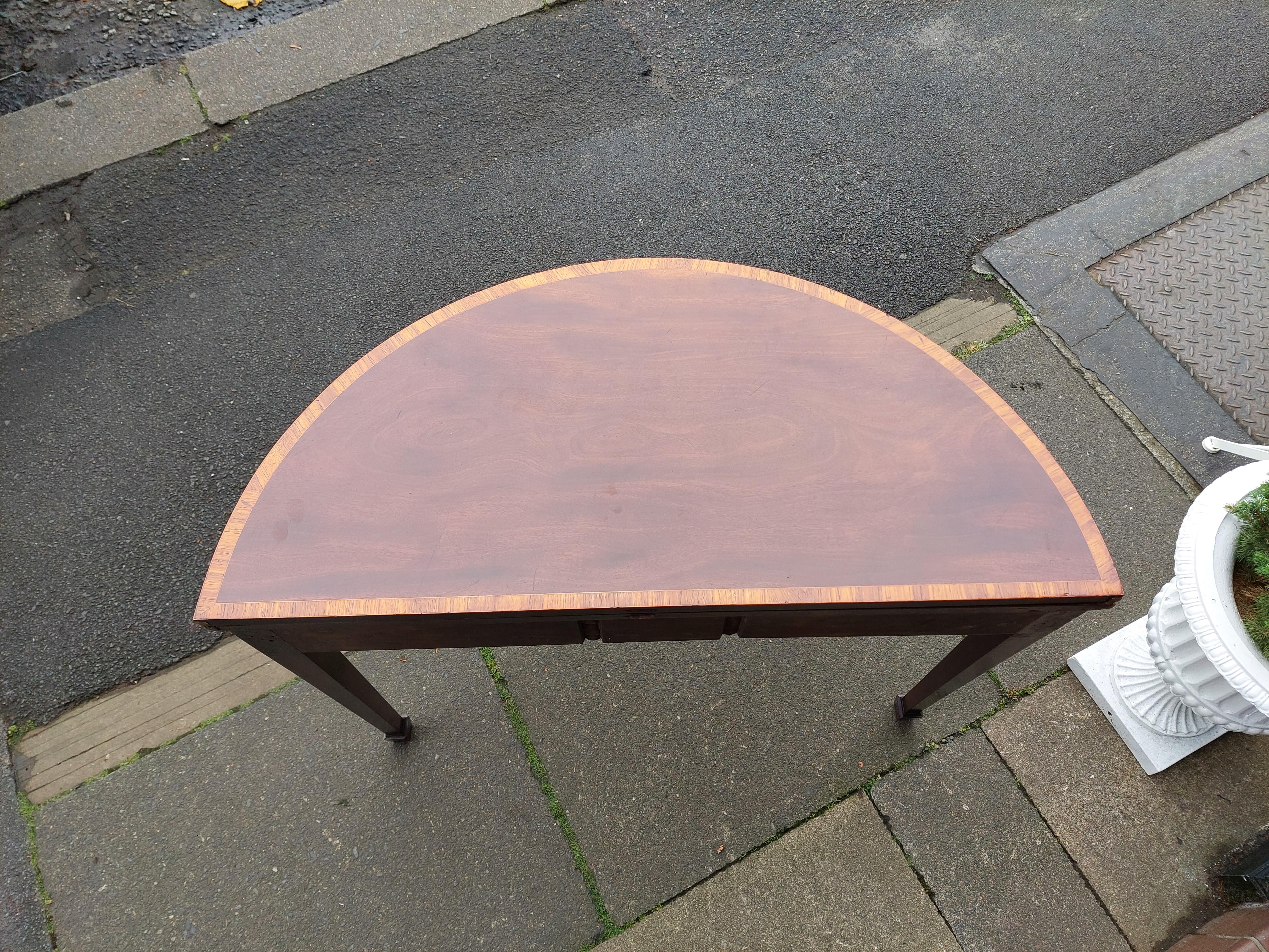 Fin du XVIIIe siècle Table à thé Demi-Lune George III en vente