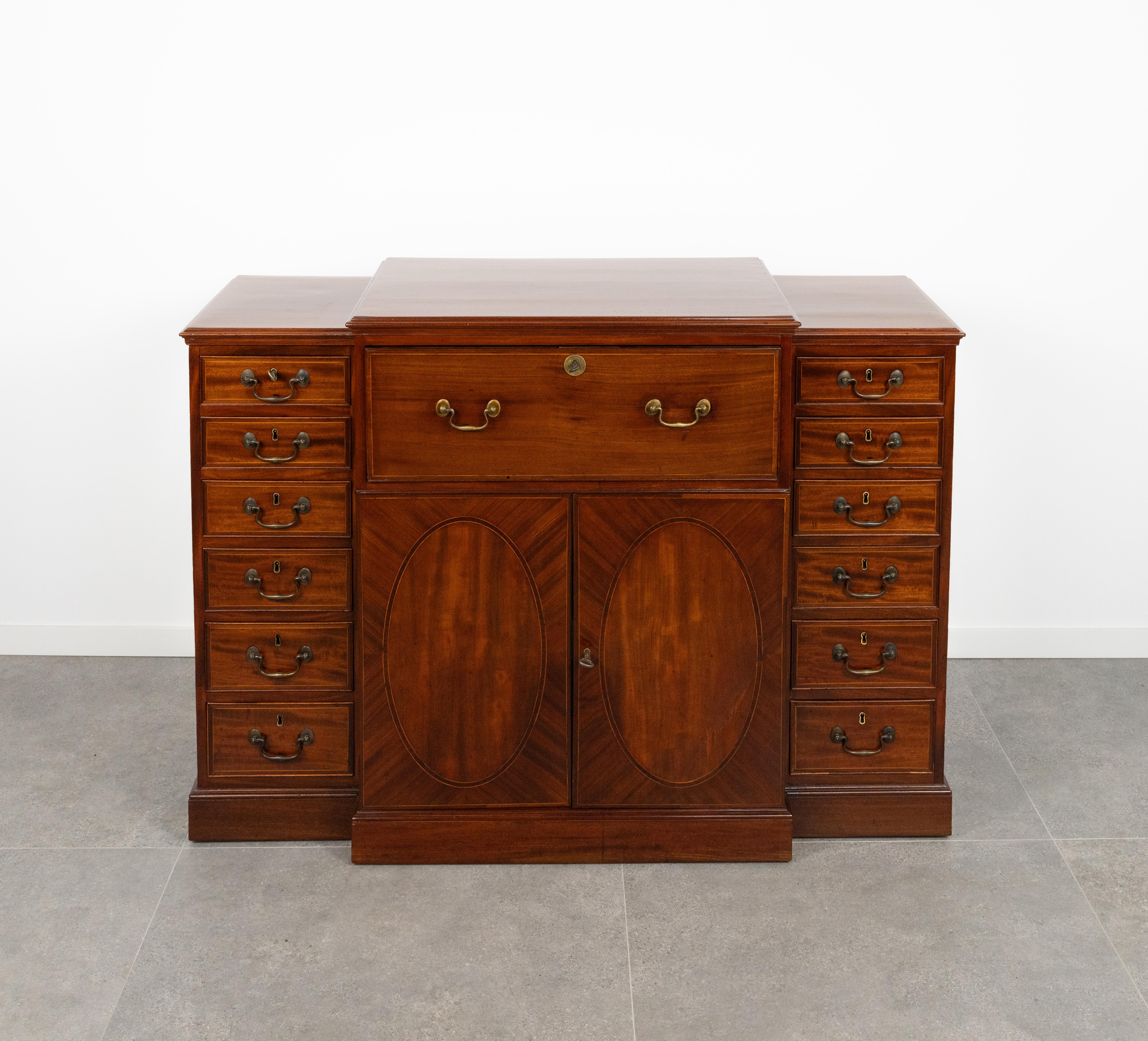 Scrivania o segretaria di George III in legno di mogano, ottone e pelle con cassettiera attribuita a Wood Wood di Lancaster, 1780 circa. 

La segretaria nella foto è stata esposta e acquistata alla Fiera Internazionale dell'Antiquariato di Firenze