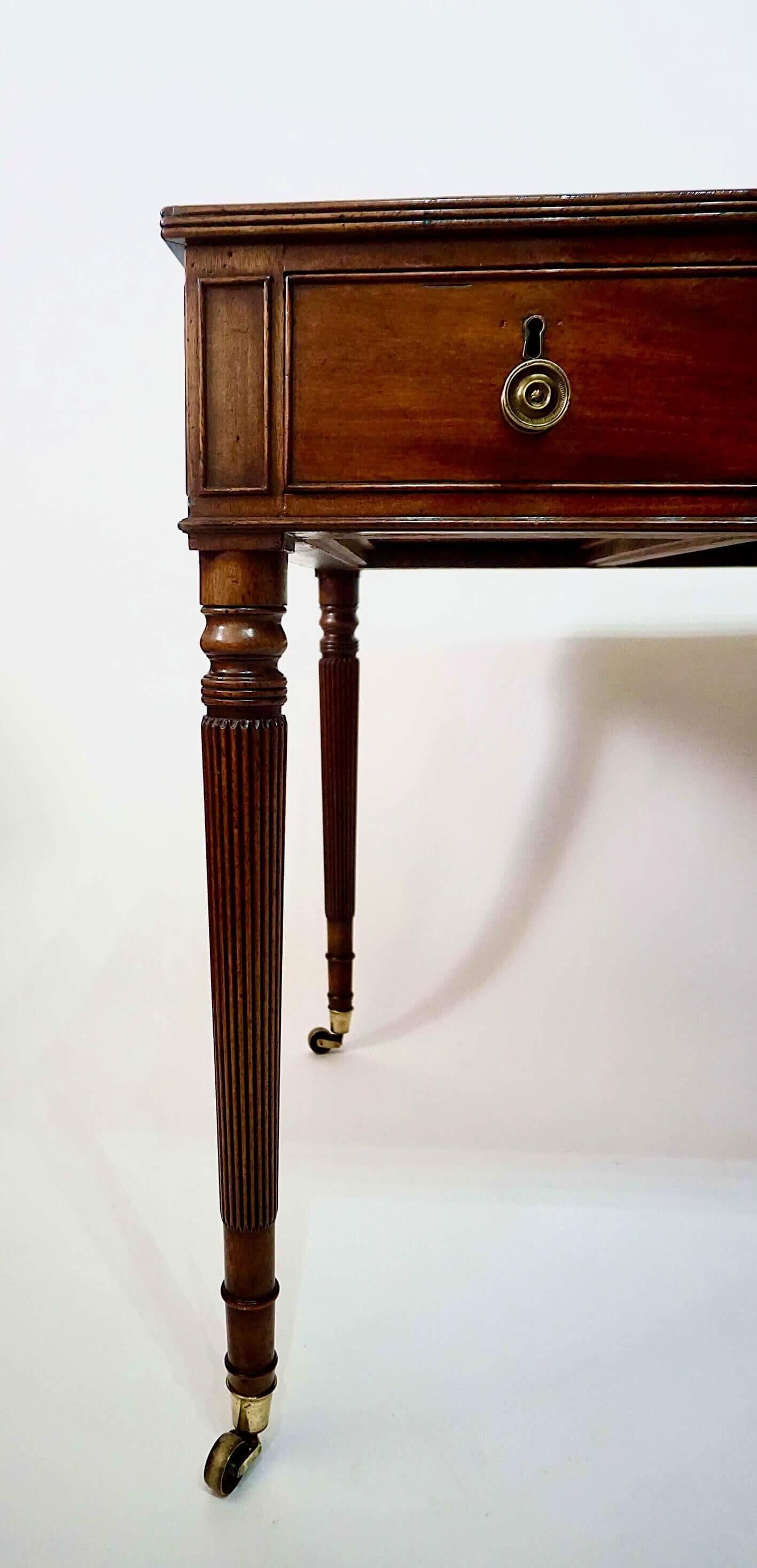 Bureau de bibliothèque à double plateau en cuir de George III en acajou, vers 1795 en vente 3