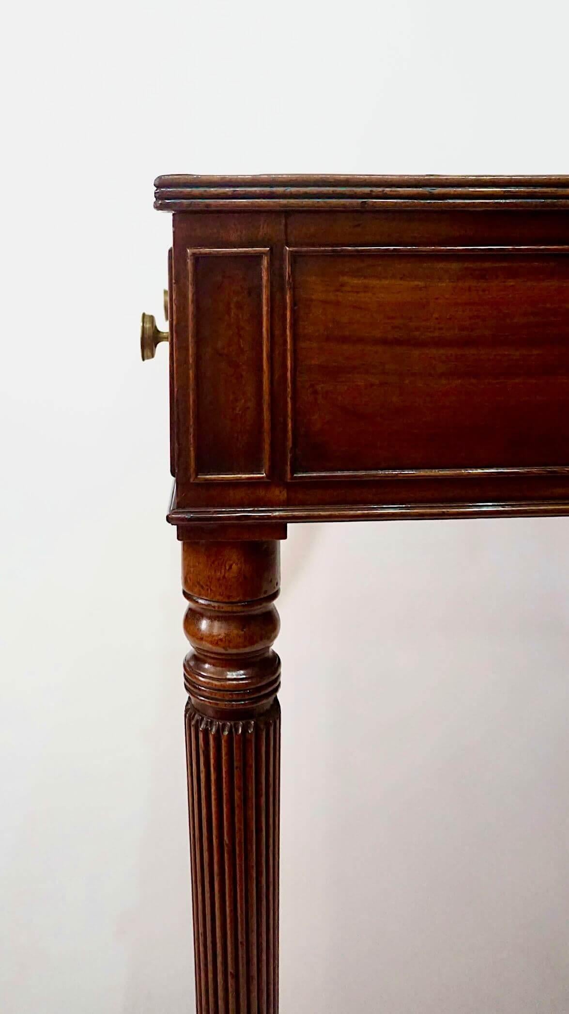 Bureau de bibliothèque à double plateau en cuir de George III en acajou, vers 1795 en vente 5