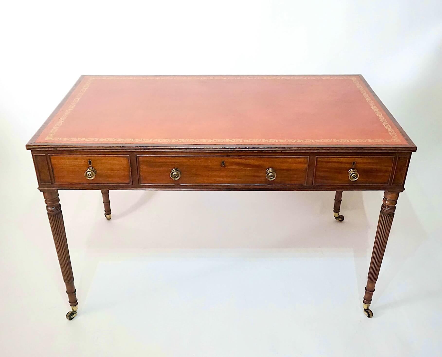 Anglais Bureau de bibliothèque à double plateau en cuir de George III en acajou, vers 1795 en vente