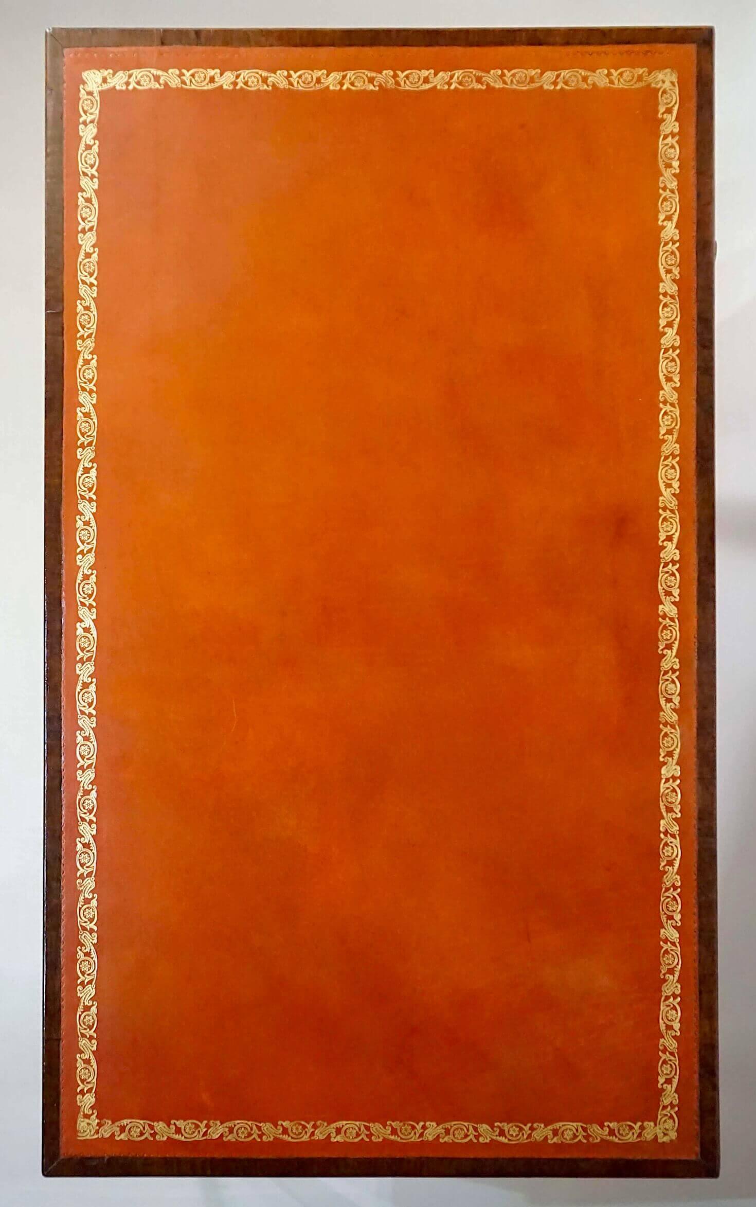 Sculpté à la main Bureau de bibliothèque à double plateau en cuir de George III en acajou, vers 1795 en vente