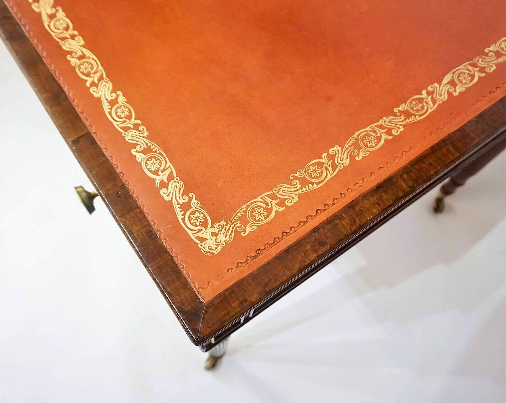Bureau de bibliothèque à double plateau en cuir de George III en acajou, vers 1795 Bon état - En vente à Kinderhook, NY