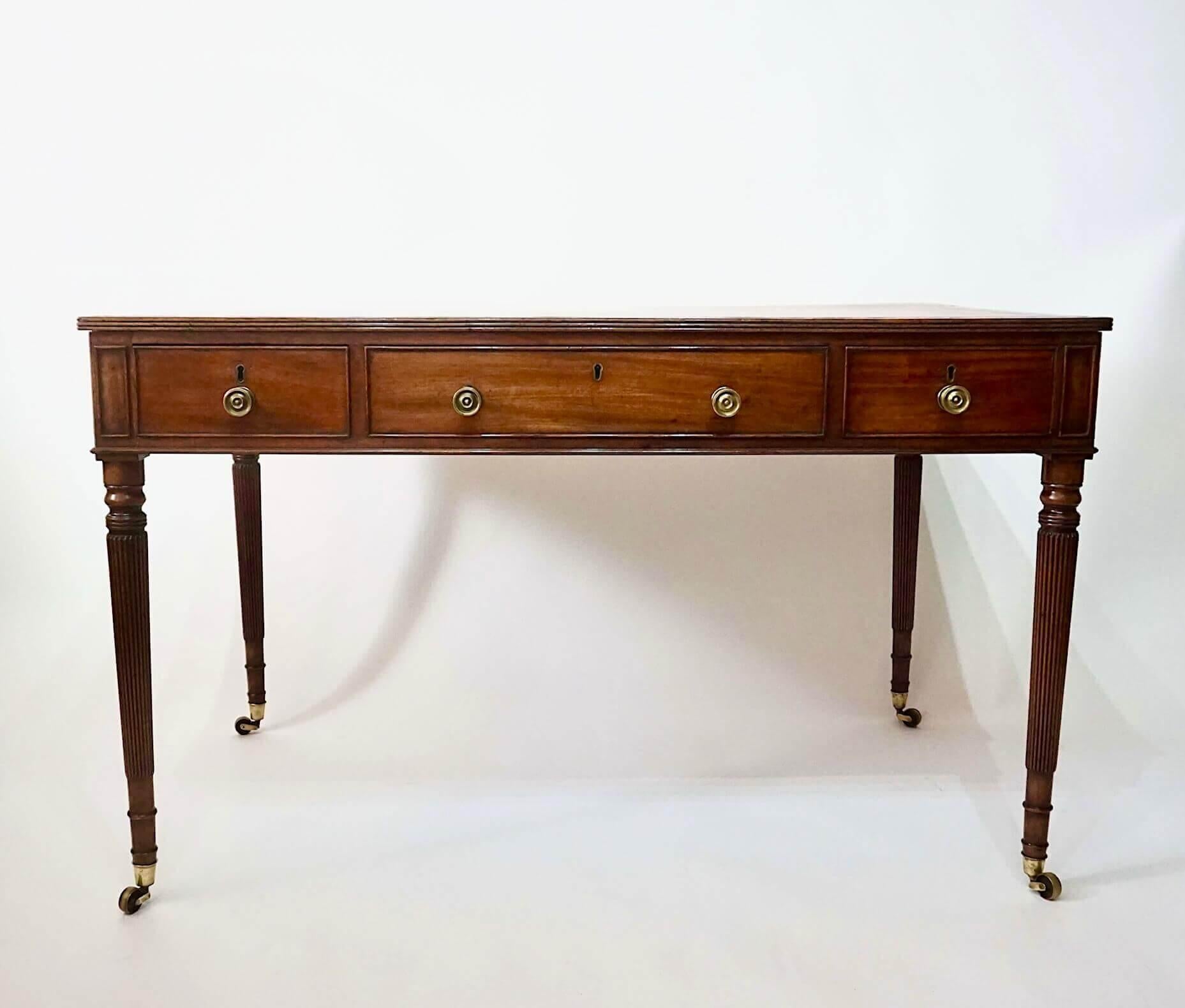 XVIIIe siècle Bureau de bibliothèque à double plateau en cuir de George III en acajou, vers 1795 en vente