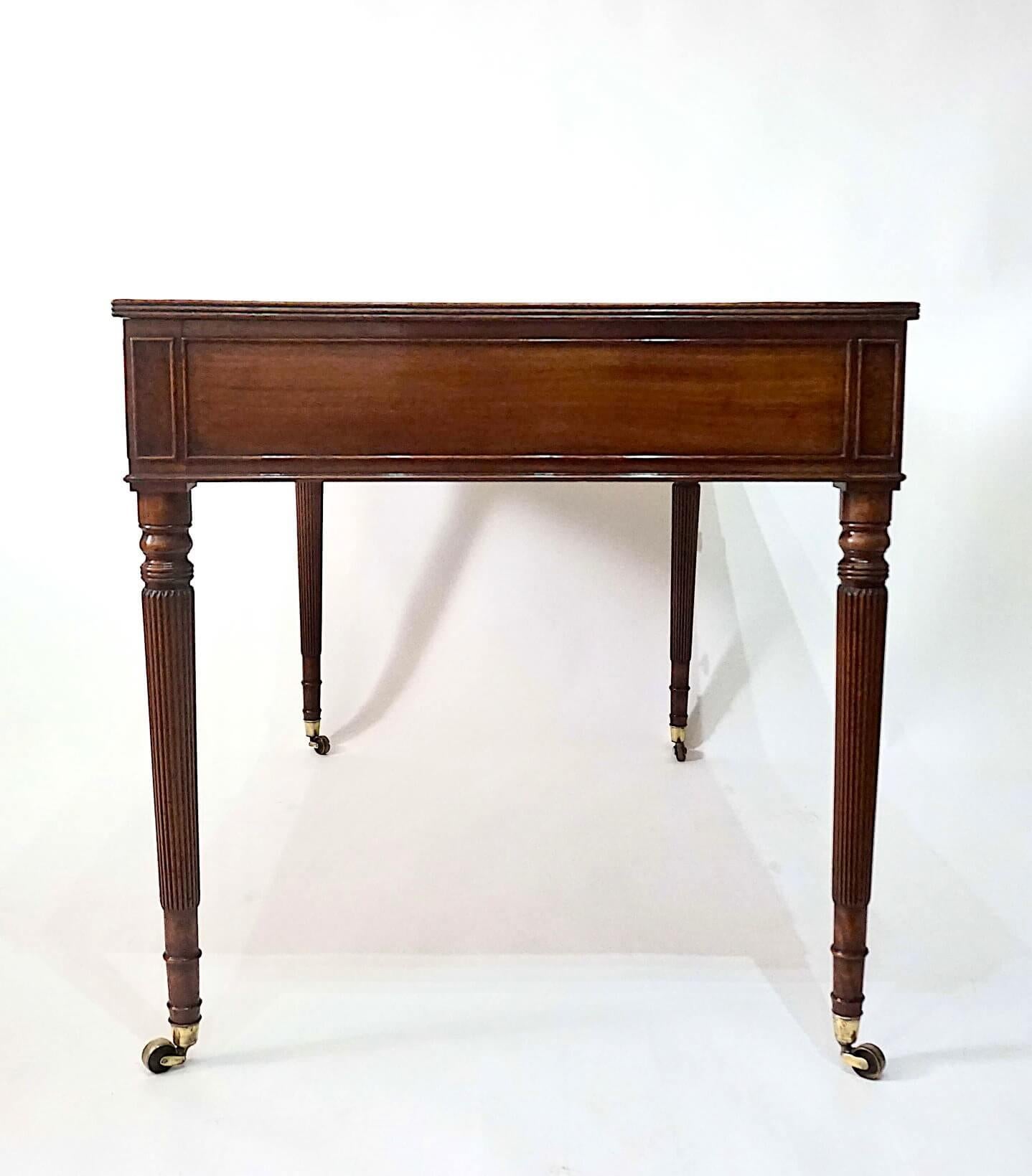 Laiton Bureau de bibliothèque à double plateau en cuir de George III en acajou, vers 1795 en vente