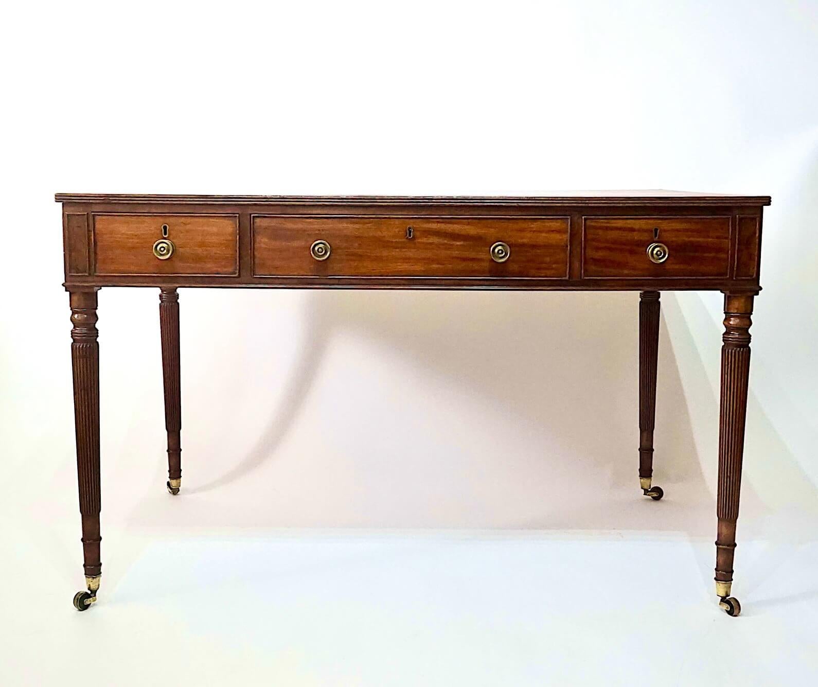 Bureau de bibliothèque à double plateau en cuir de George III en acajou, vers 1795 en vente 1