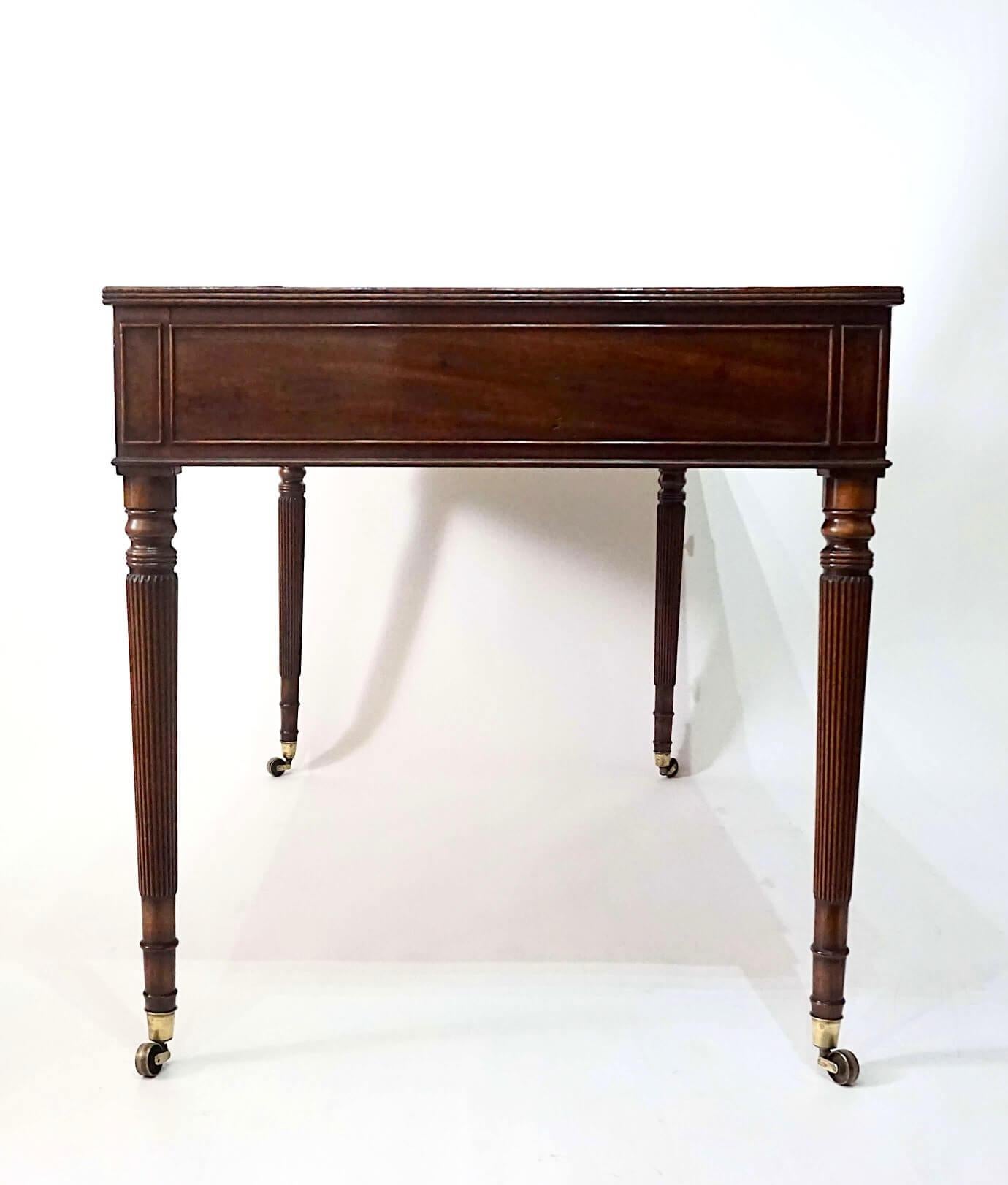 Bureau de bibliothèque à double plateau en cuir de George III en acajou, vers 1795 en vente 2