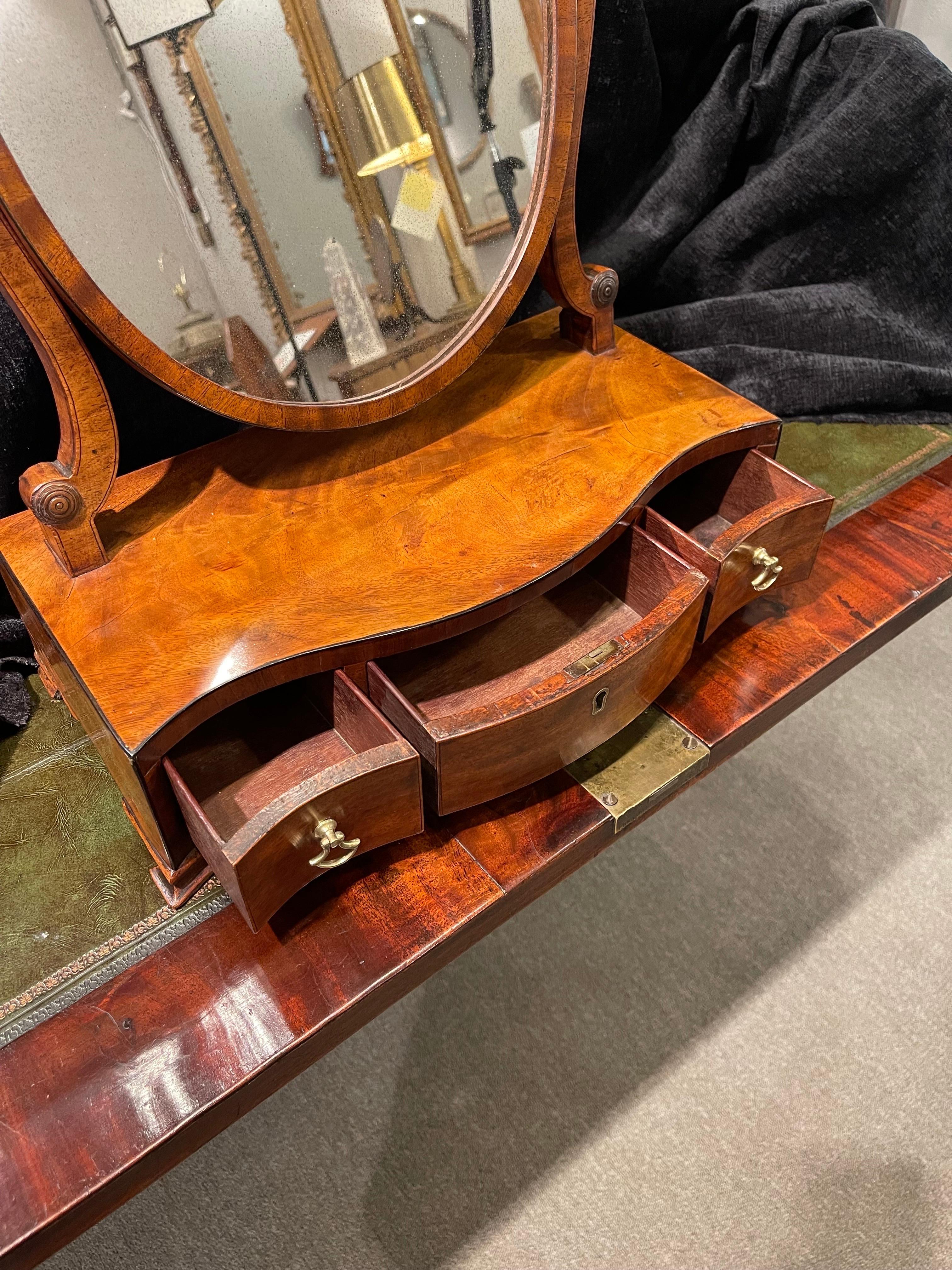 George III Mahogany Dressing Mirror In Good Condition For Sale In New York, NY