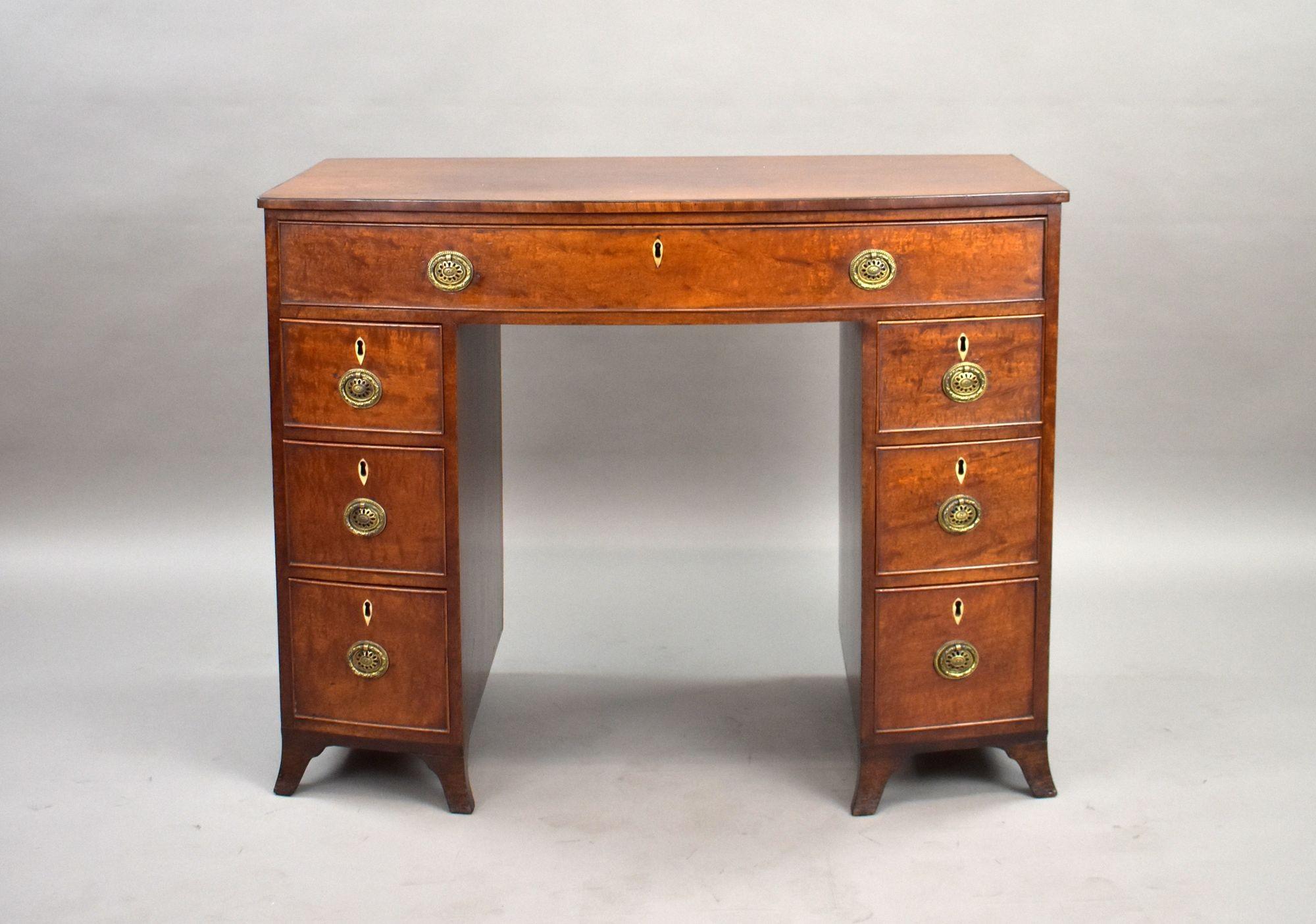 Scrivania a ginocchio / Tavolino da toeletta in mogano di Giorgio III
Codice articolo: S27-1062
Raffinata scrivania o toletta in mogano di Giorgio III dalle proporzioni eleganti. Il pezzo presenta un cassetto centrale sopra un incavo per le