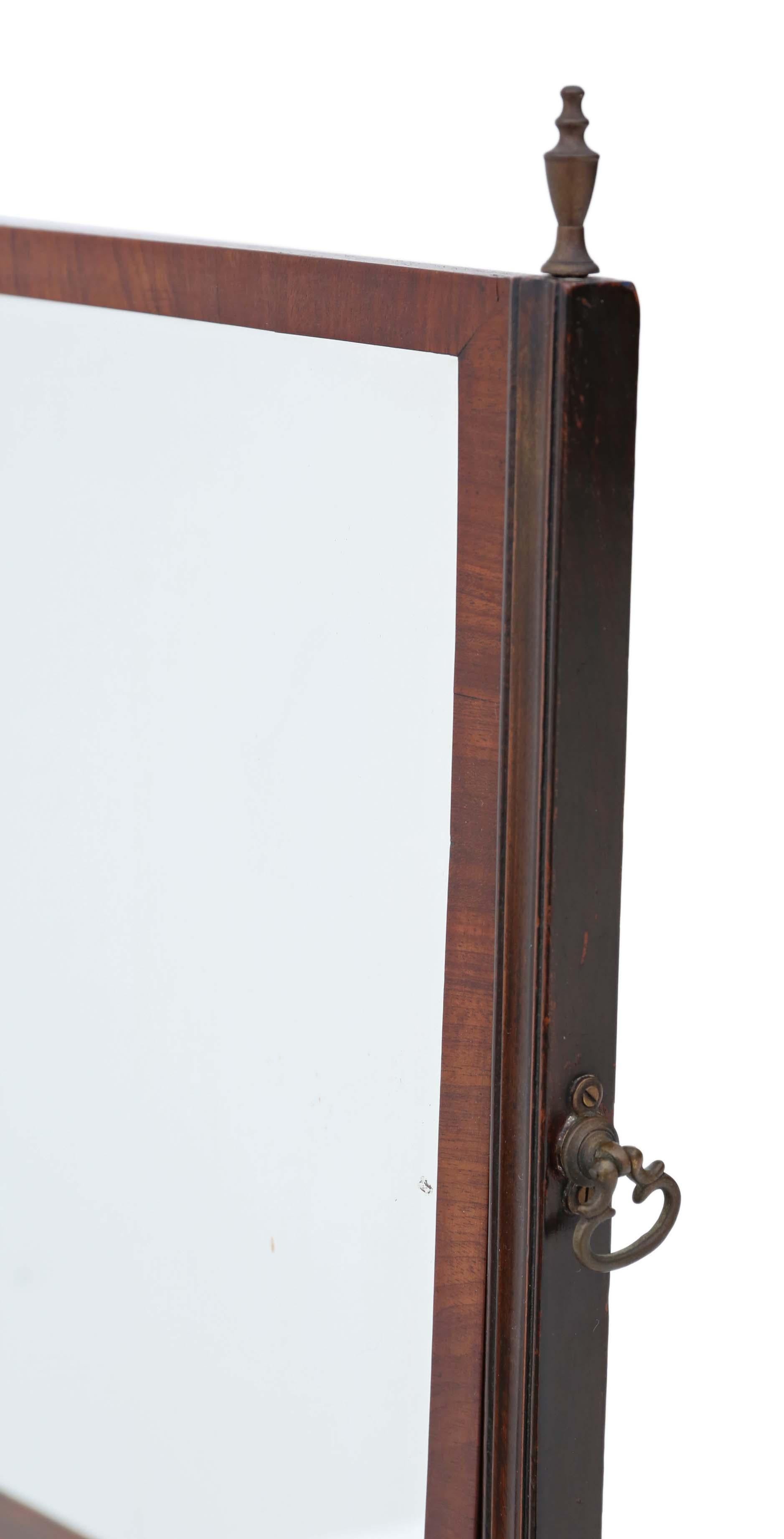 Miroir pivotant de coiffeuse en acajou de qualité ancienne George III, vers 1810. Dessus à bandeau croisé attrayant.
Il s'agit d'un très beau miroir, plein de charme et d'ancienneté, avec de belles proportions.
Il s'agit d'une trouvaille rare, qui