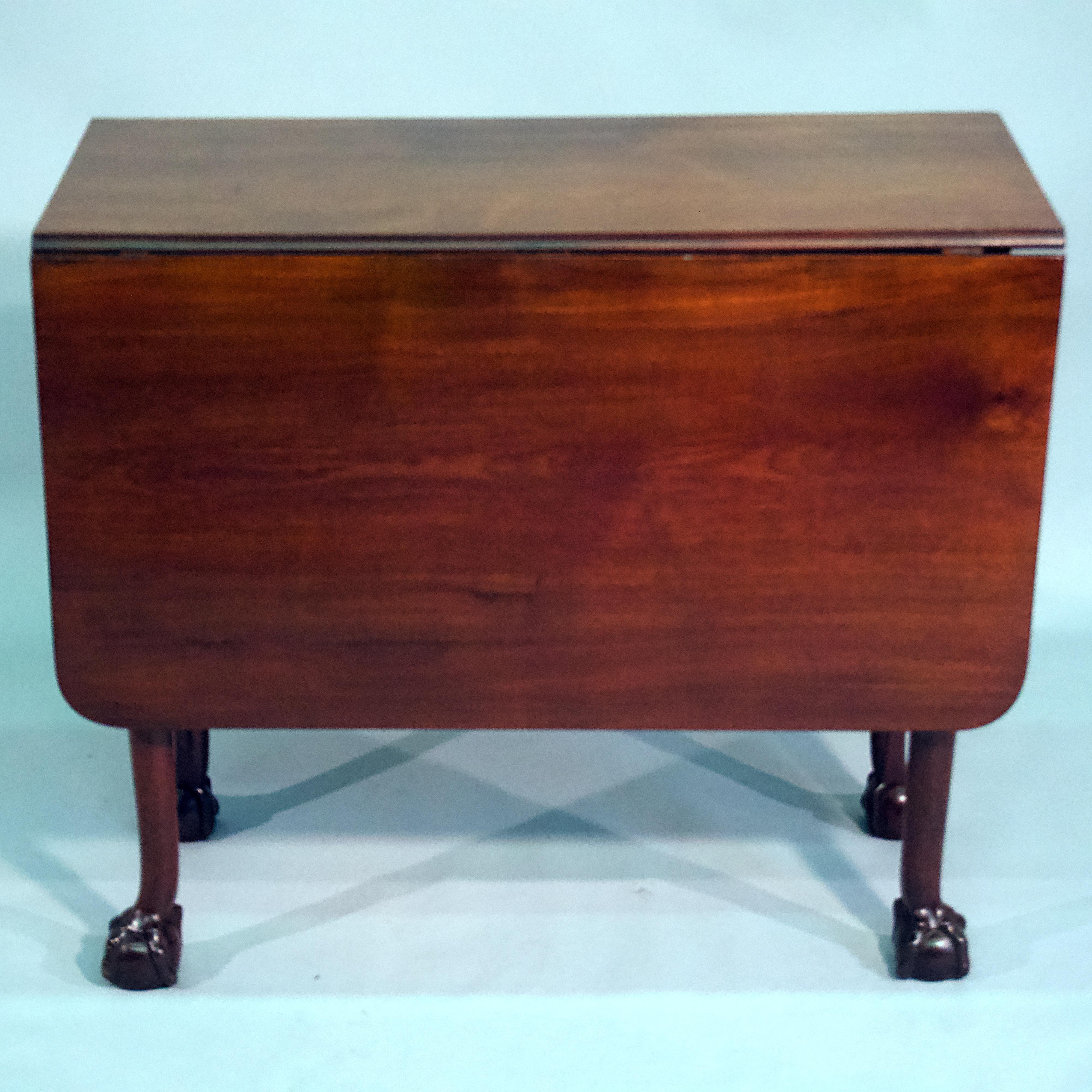 Anglais Table à pieds en forme de portail en acajou de style George III en vente
