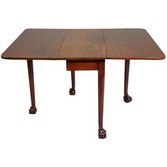 Table à pieds en forme de portail en acajou de style George III