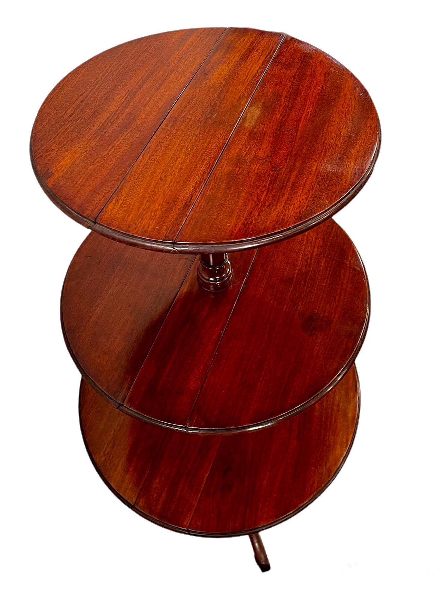 George III Mahogany Drop-Leaf 3 Tiered Dumbwaiter In Good Condition For Sale In New York, NY