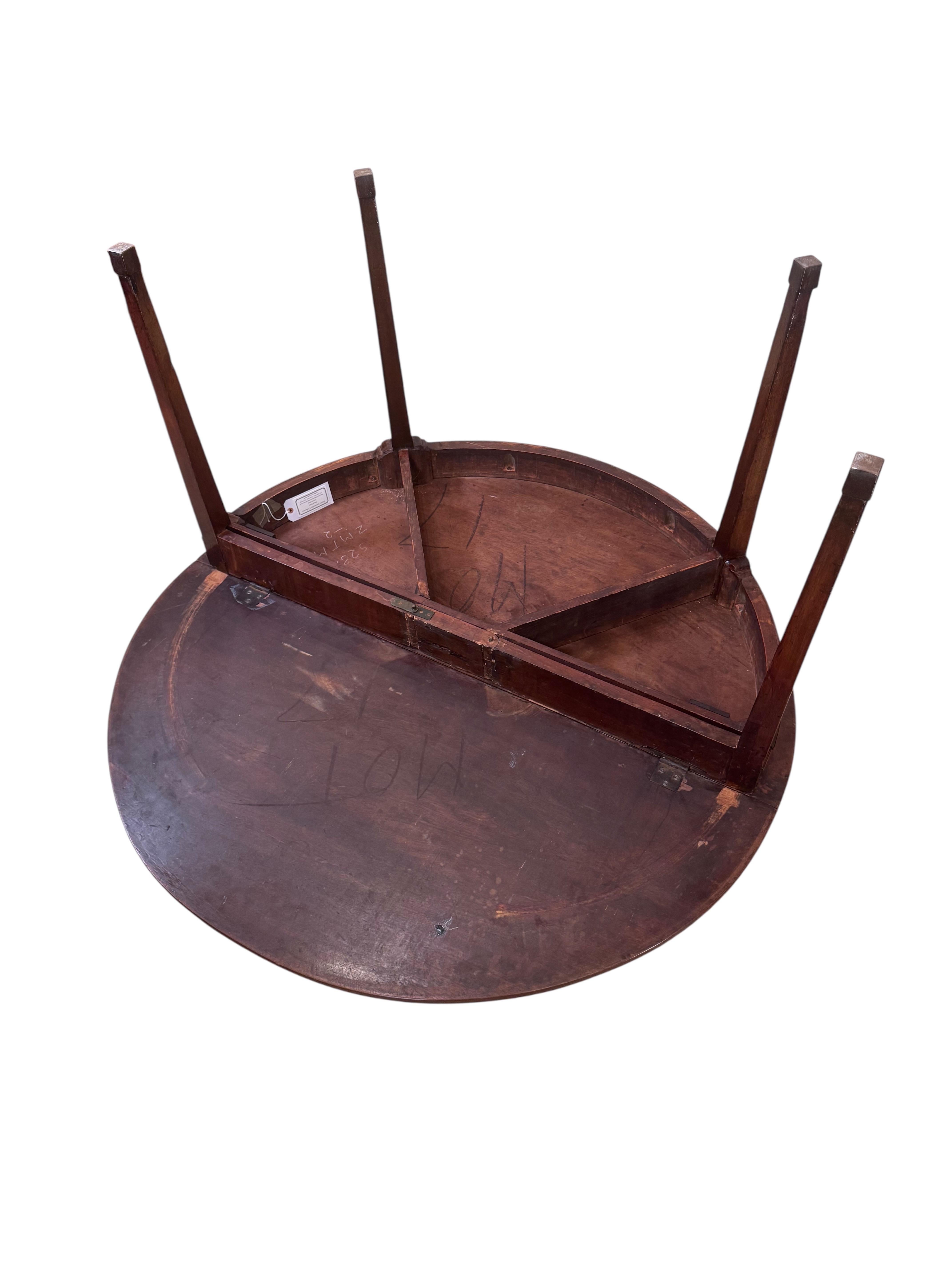 George III Mahogany Drop-Leaf Demi-Lune Gate Leg Table in vendita 4