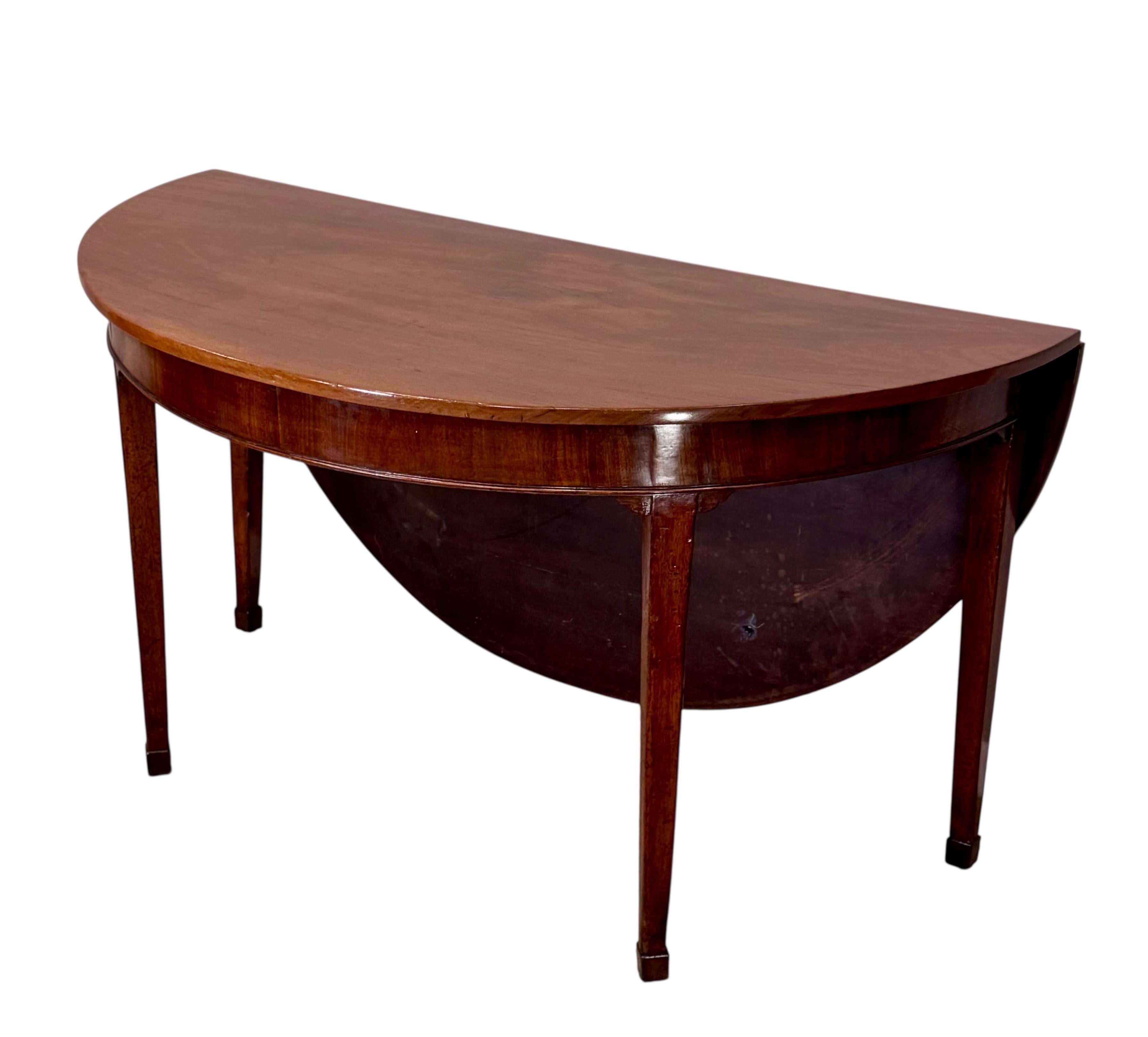 George III Mahogany Drop-Leaf Demi-Lune Gate Leg Table in vendita 6