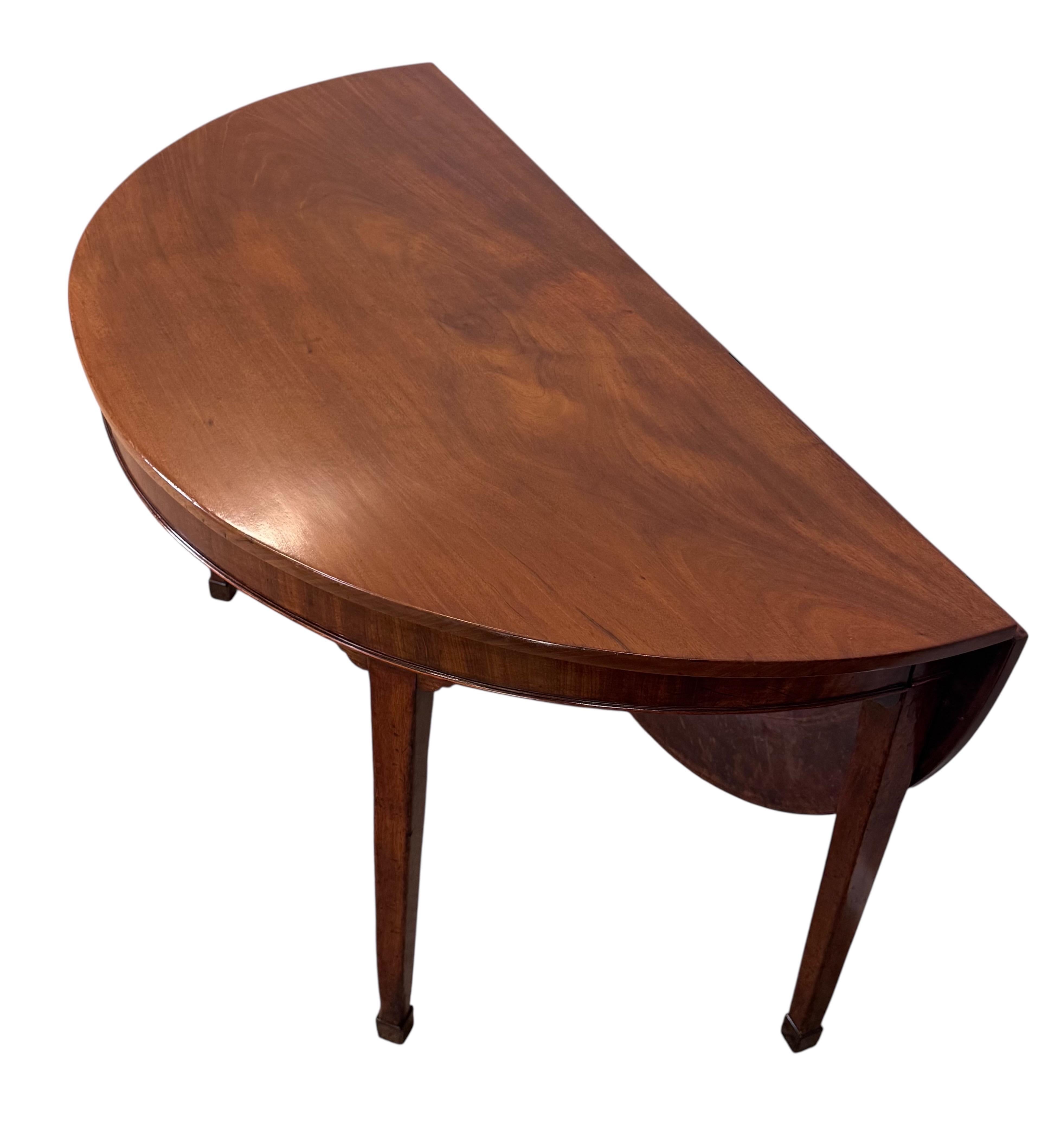 George III Mahogany Drop-Leaf Demi-Lune Gate Leg Table in vendita 10