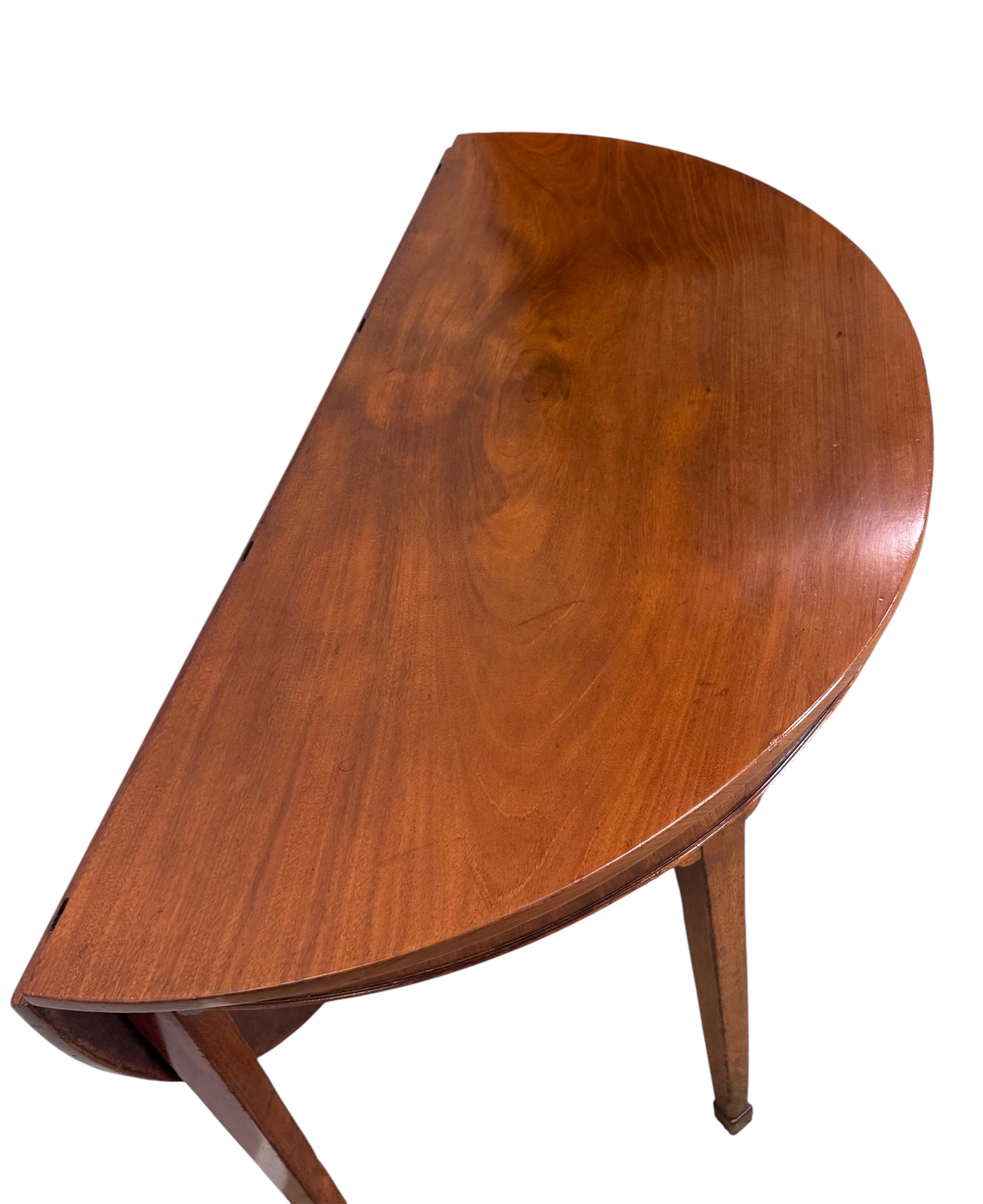 Giorgio III George III Mahogany Drop-Leaf Demi-Lune Gate Leg Table in vendita