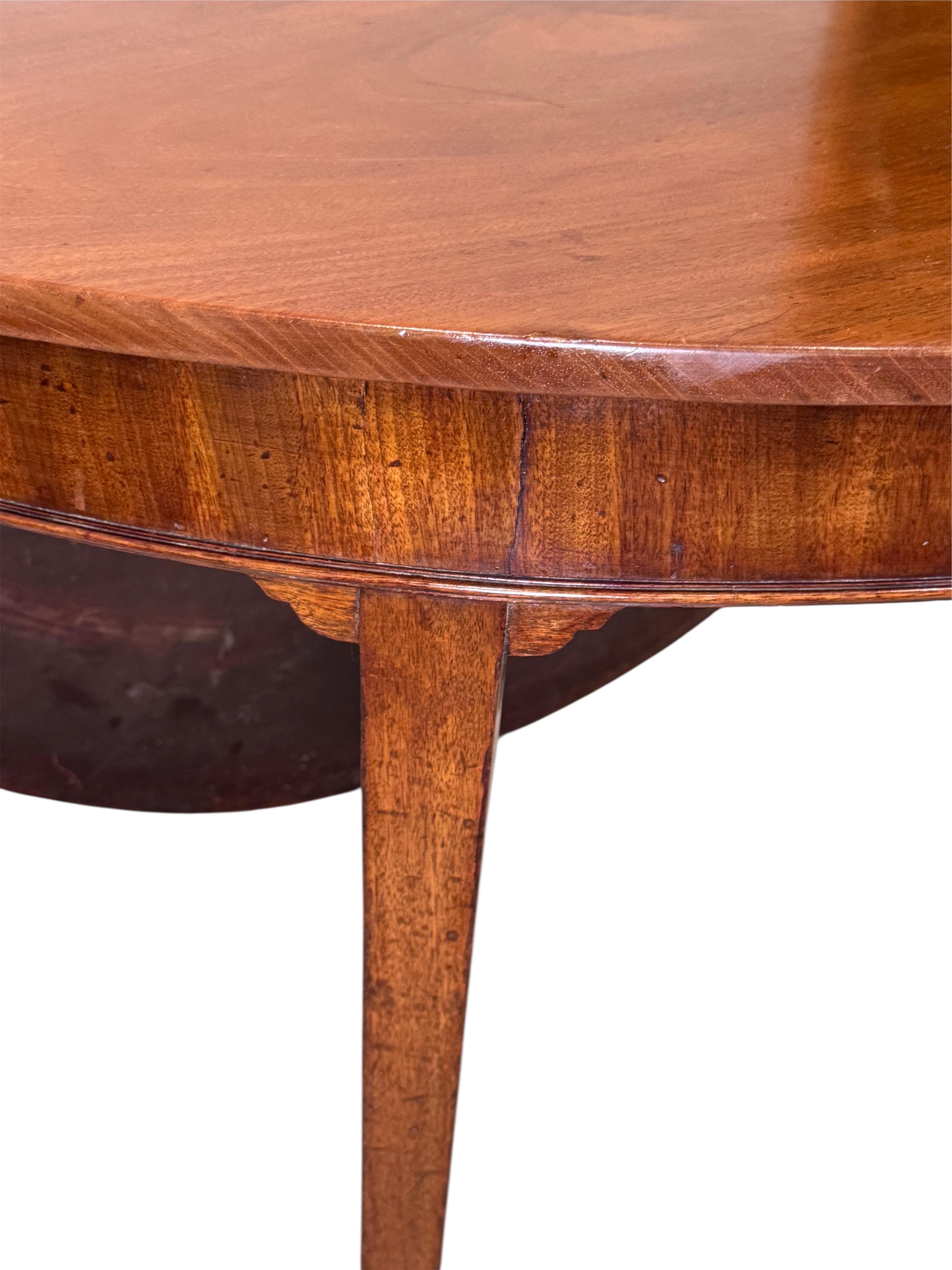 XIX secolo George III Mahogany Drop-Leaf Demi-Lune Gate Leg Table in vendita