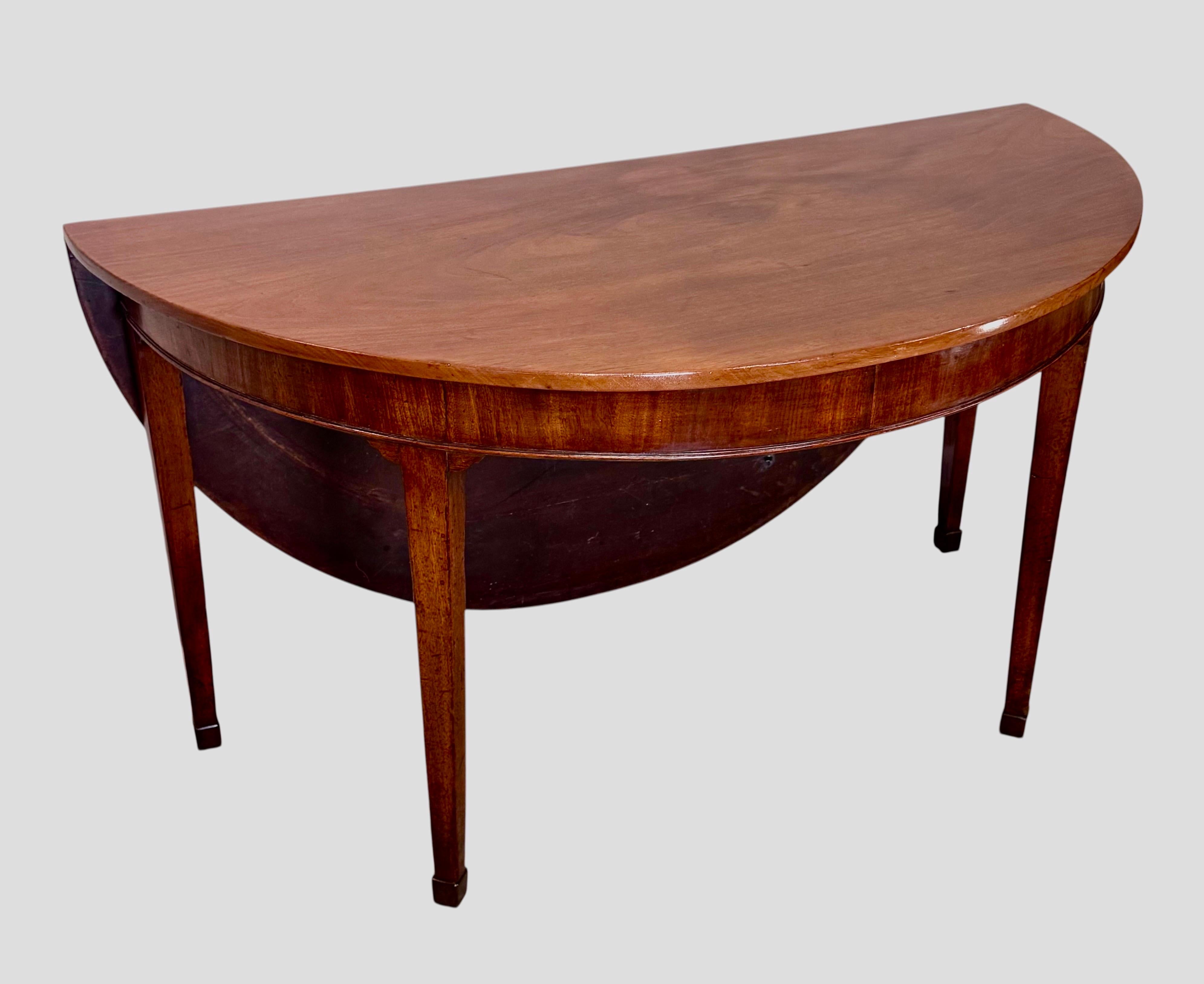 George III Mahogany Drop-Leaf Demi-Lune Gate Leg Table in vendita 1