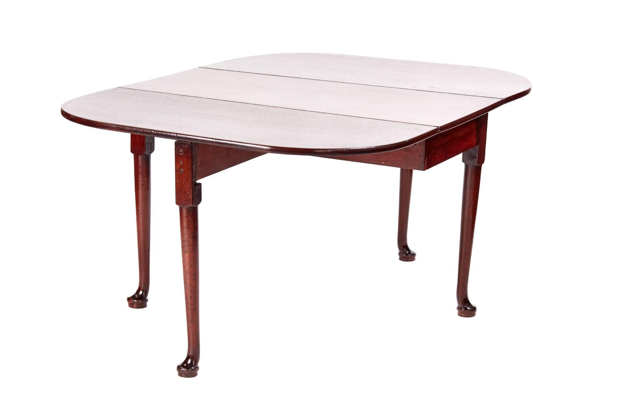 George III mahogany drop-leaf dining table, having a lovely quality solid mahogany top with two drop leaves, supported by turned legs with pad feet
Lovely color and condition
Measures: Closed 44
