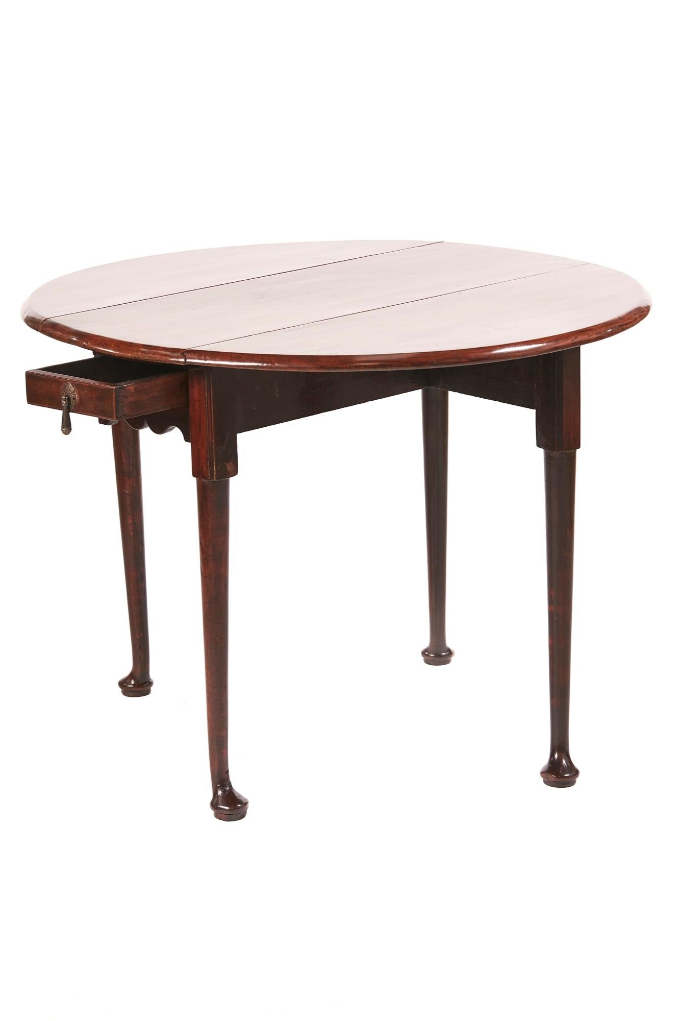 George III mahogany drop leaf dining table, having a lovely quality solid mahogany top with two drop leaves, one drawer to the frieze, supported by four turned legs with pad feet.
Lovely color and condition.
Measures: Open 36
