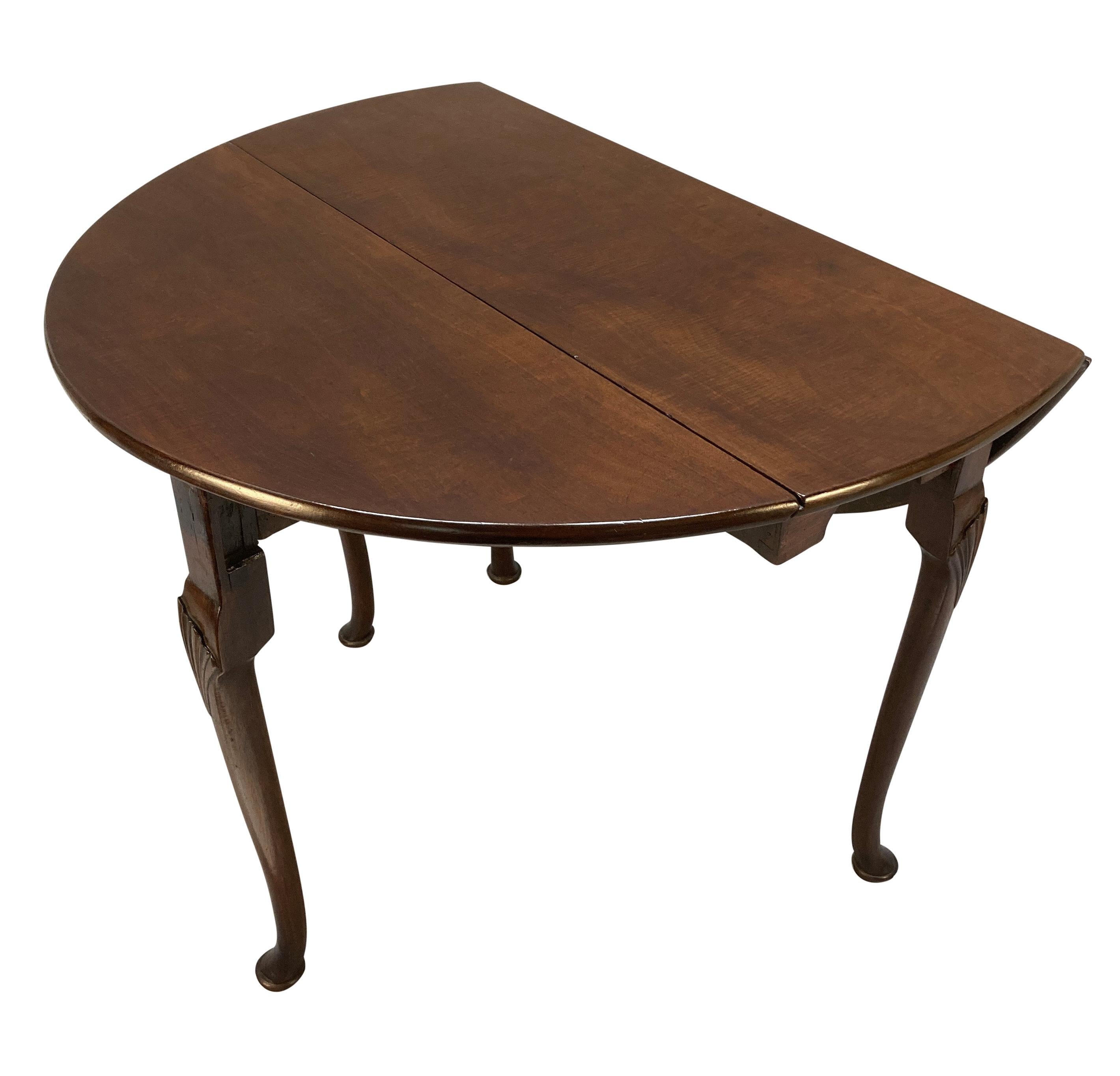 A George III period, Irish mahogany drop-leaf table, with gate swing legs, each leg with a shell motif and pad feet.

Measures: 92cm wide x 105cm deep 38cm deep (closed) x 74cm high