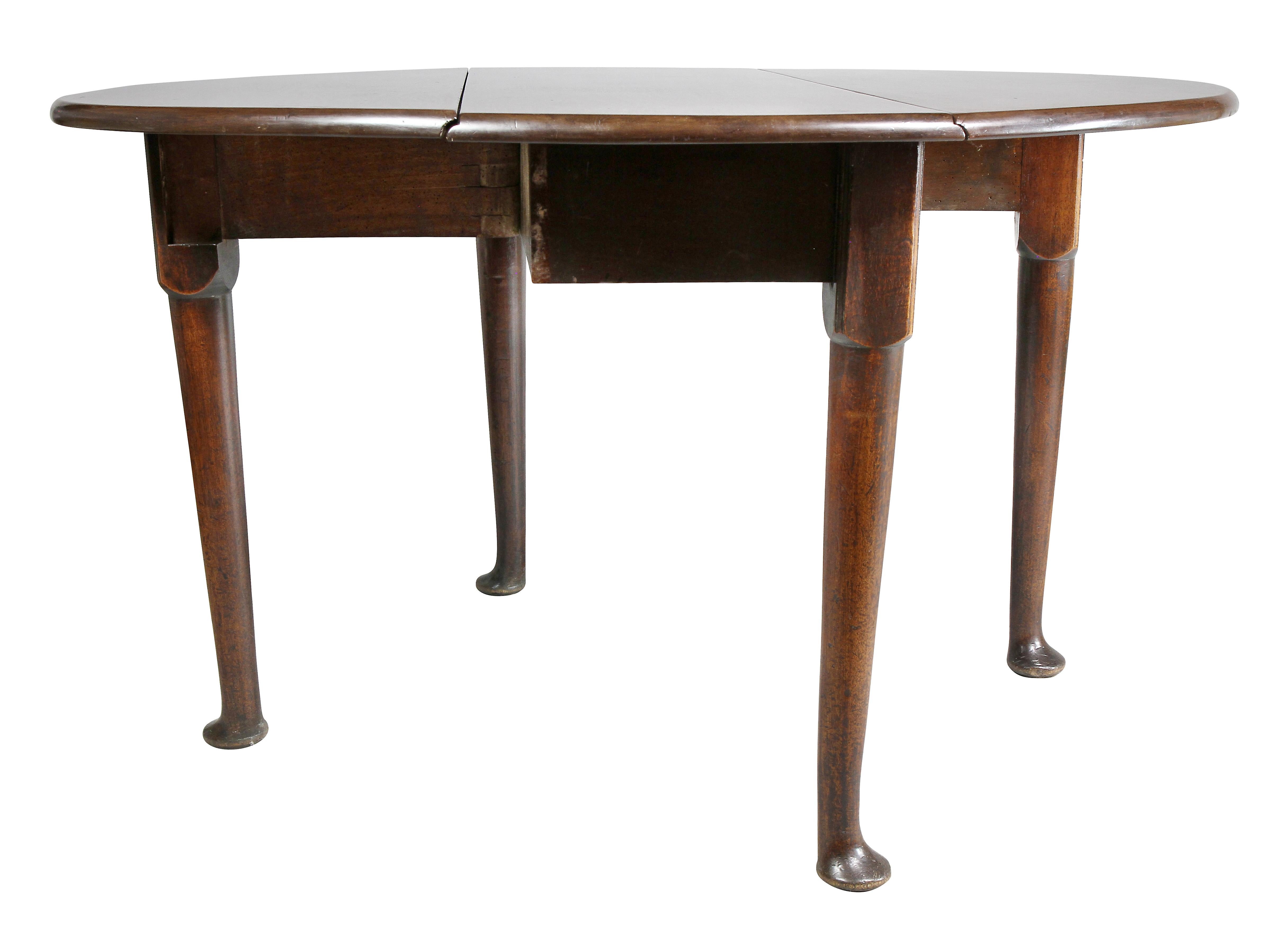 George III Mahogany Drop Leaf Table In Good Condition In Essex, MA